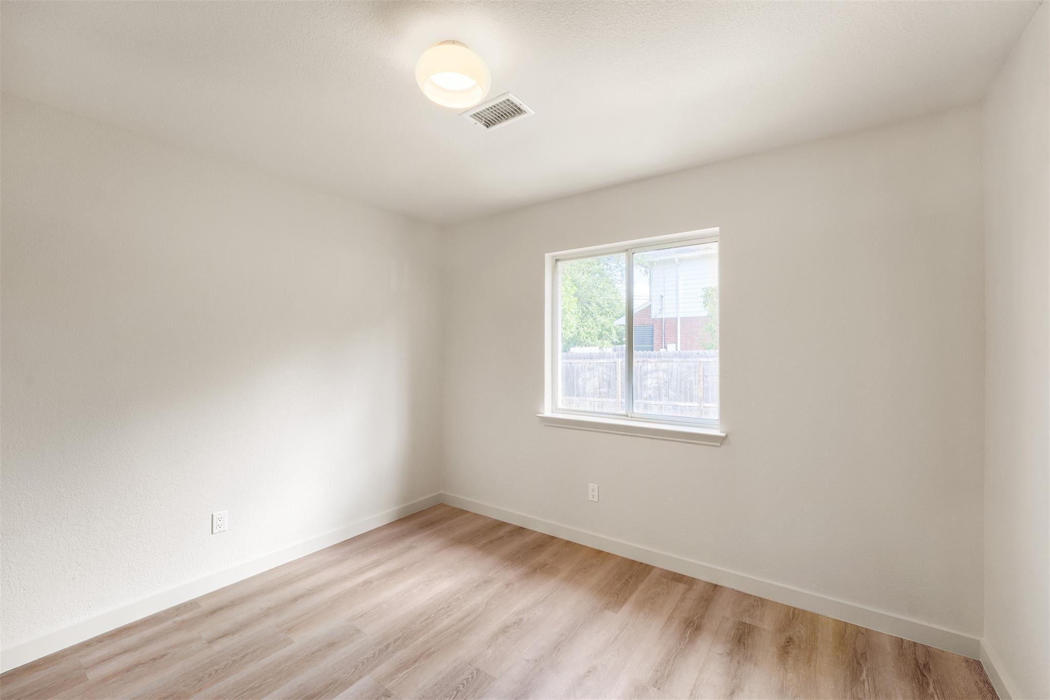 1012 N Railroad Ave Property Photo 11