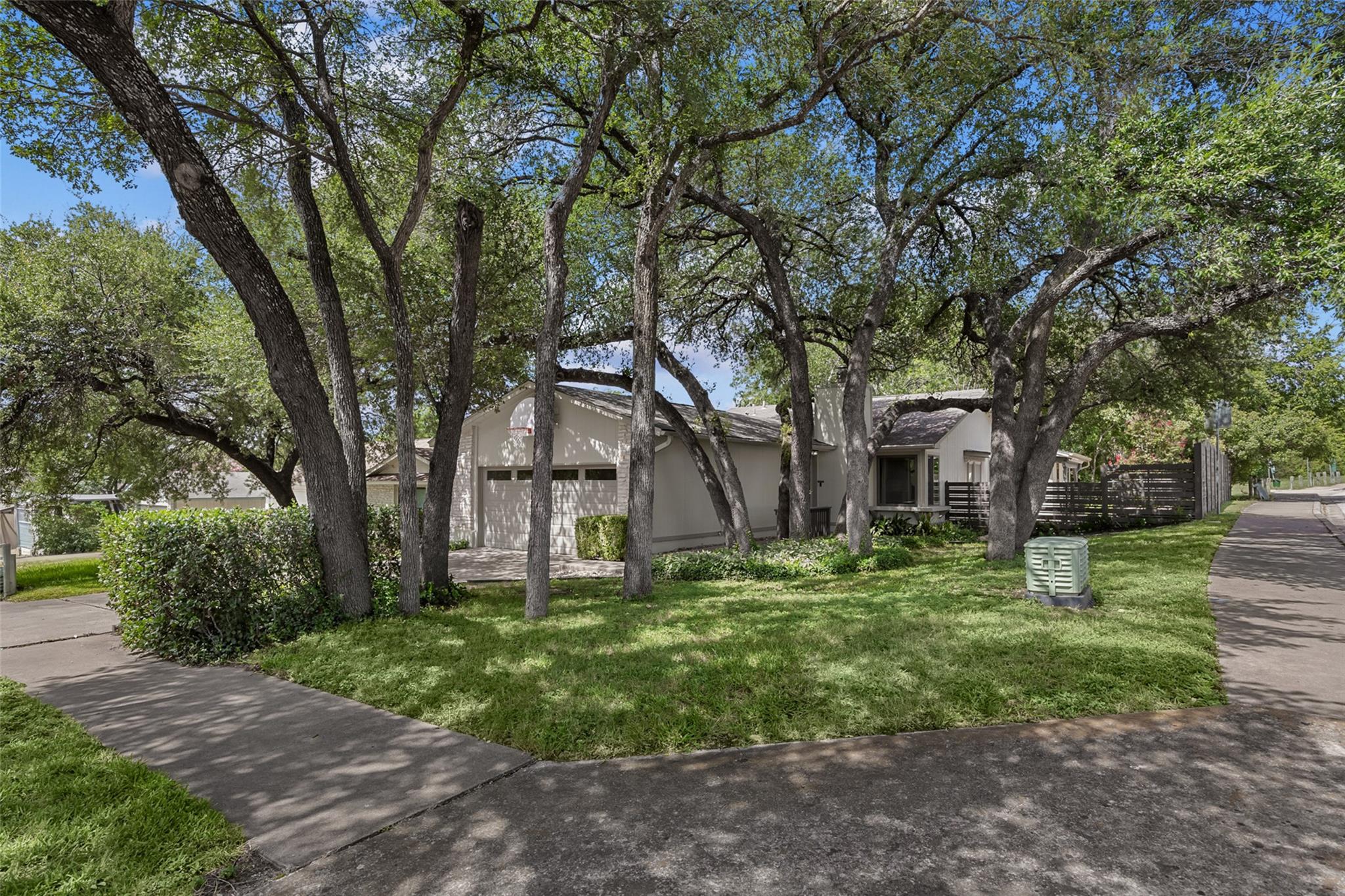3211 Canter Ln Property Photo 1