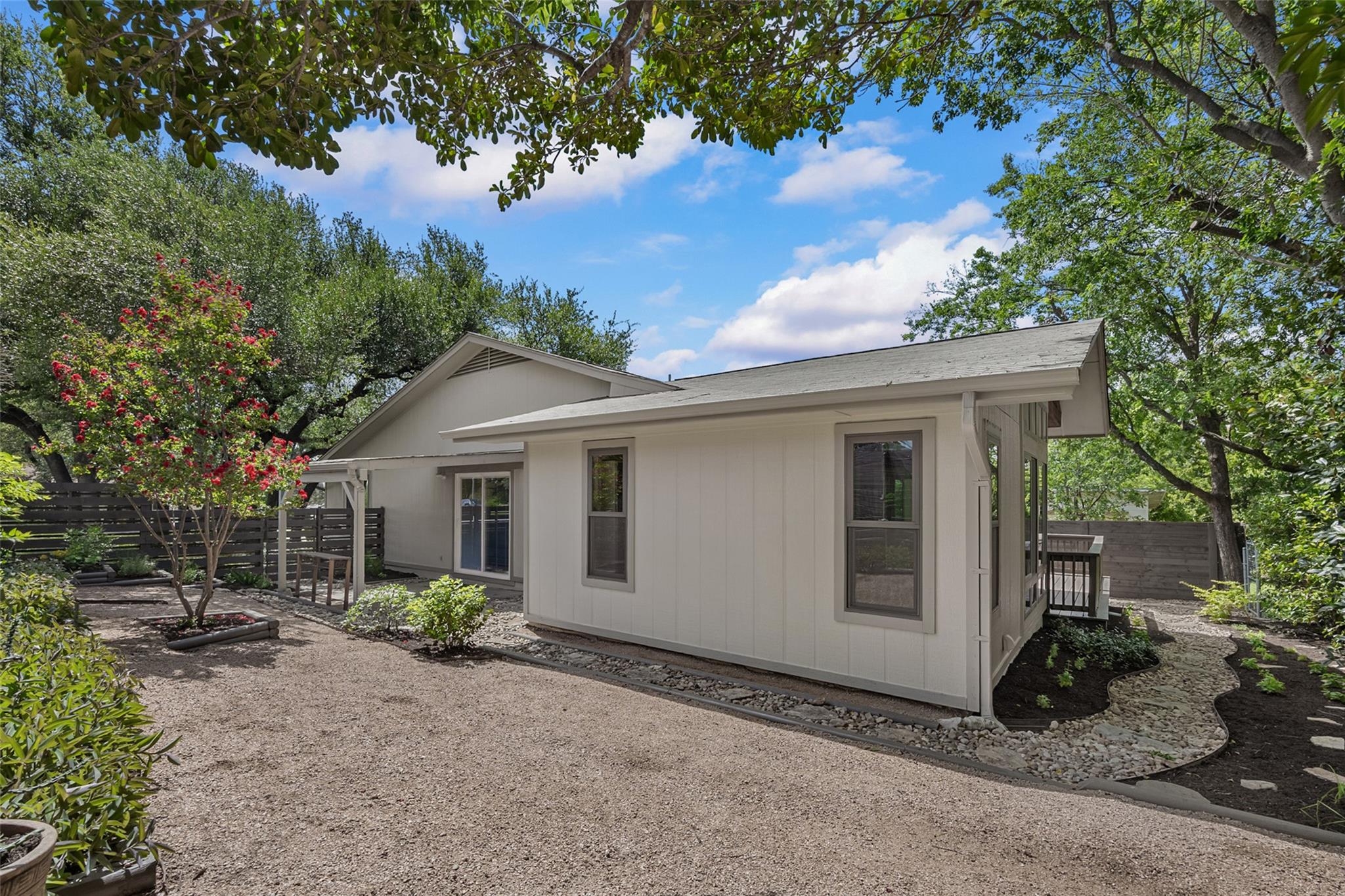 3211 Canter Ln Property Photo 4