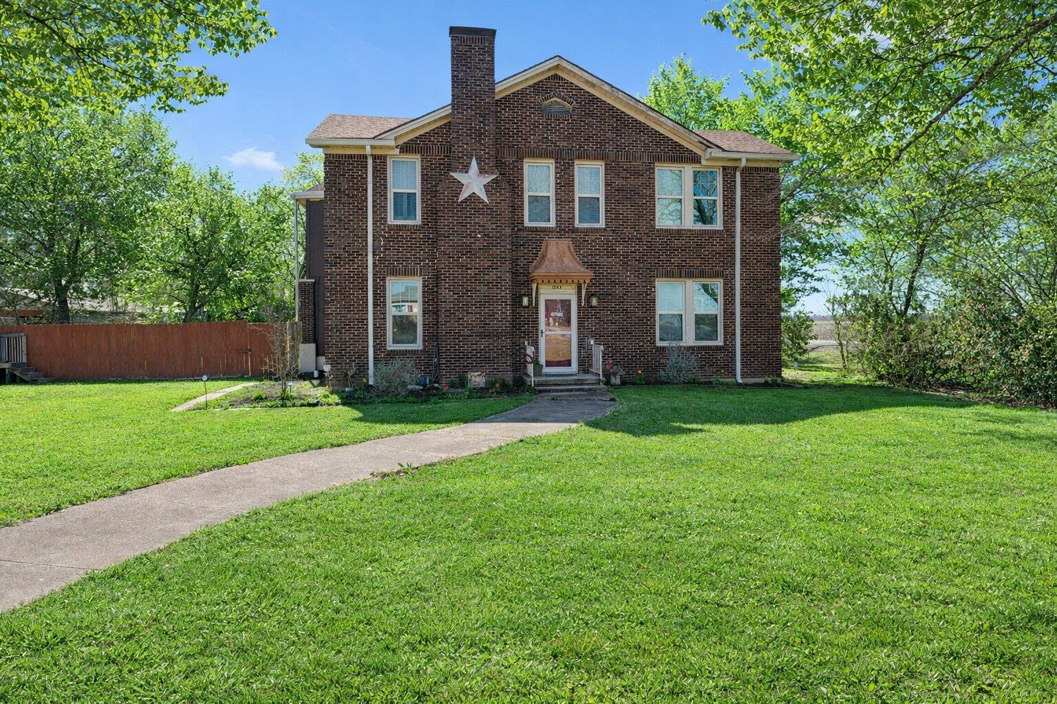 1543 W Clark St Property Photo 2