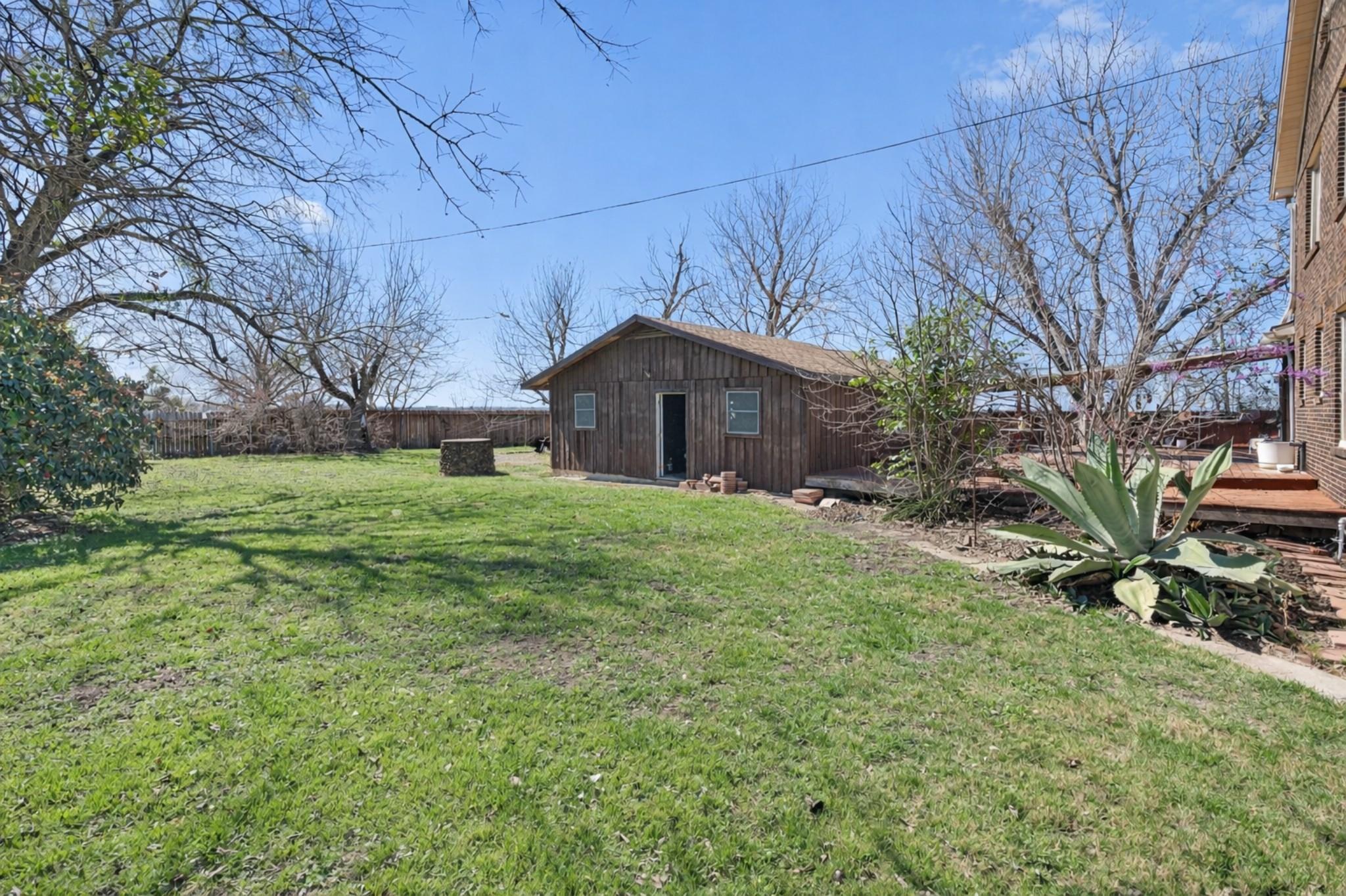 1543 W Clark St Property Photo 3