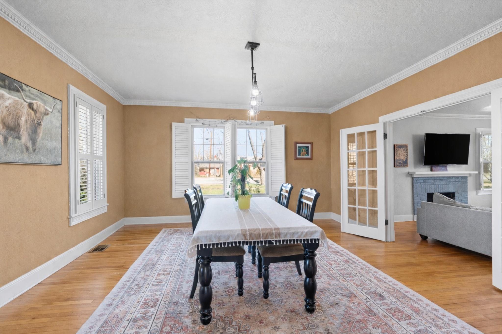 1543 W Clark St Property Photo 3