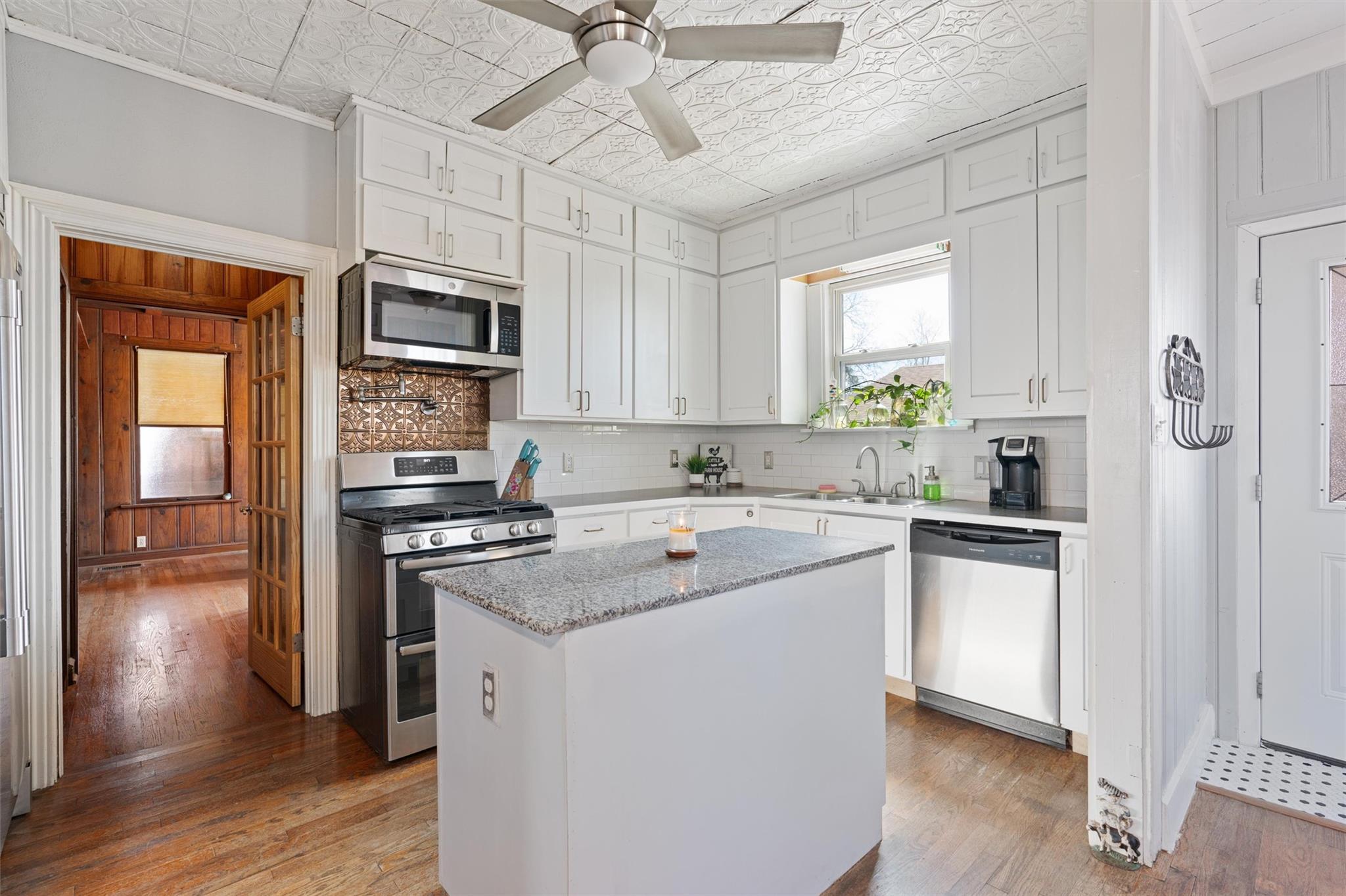 1543 W Clark St Property Photo 10