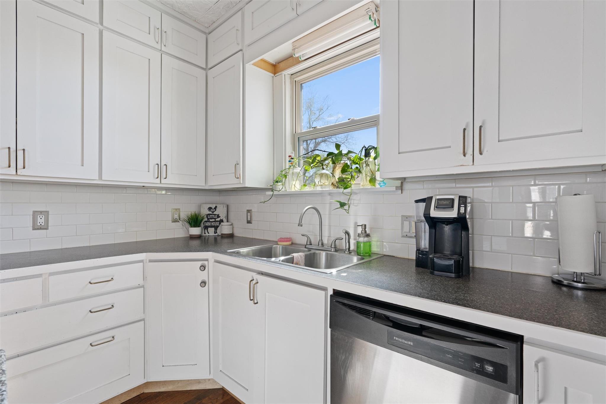 1543 W Clark St Property Photo 14