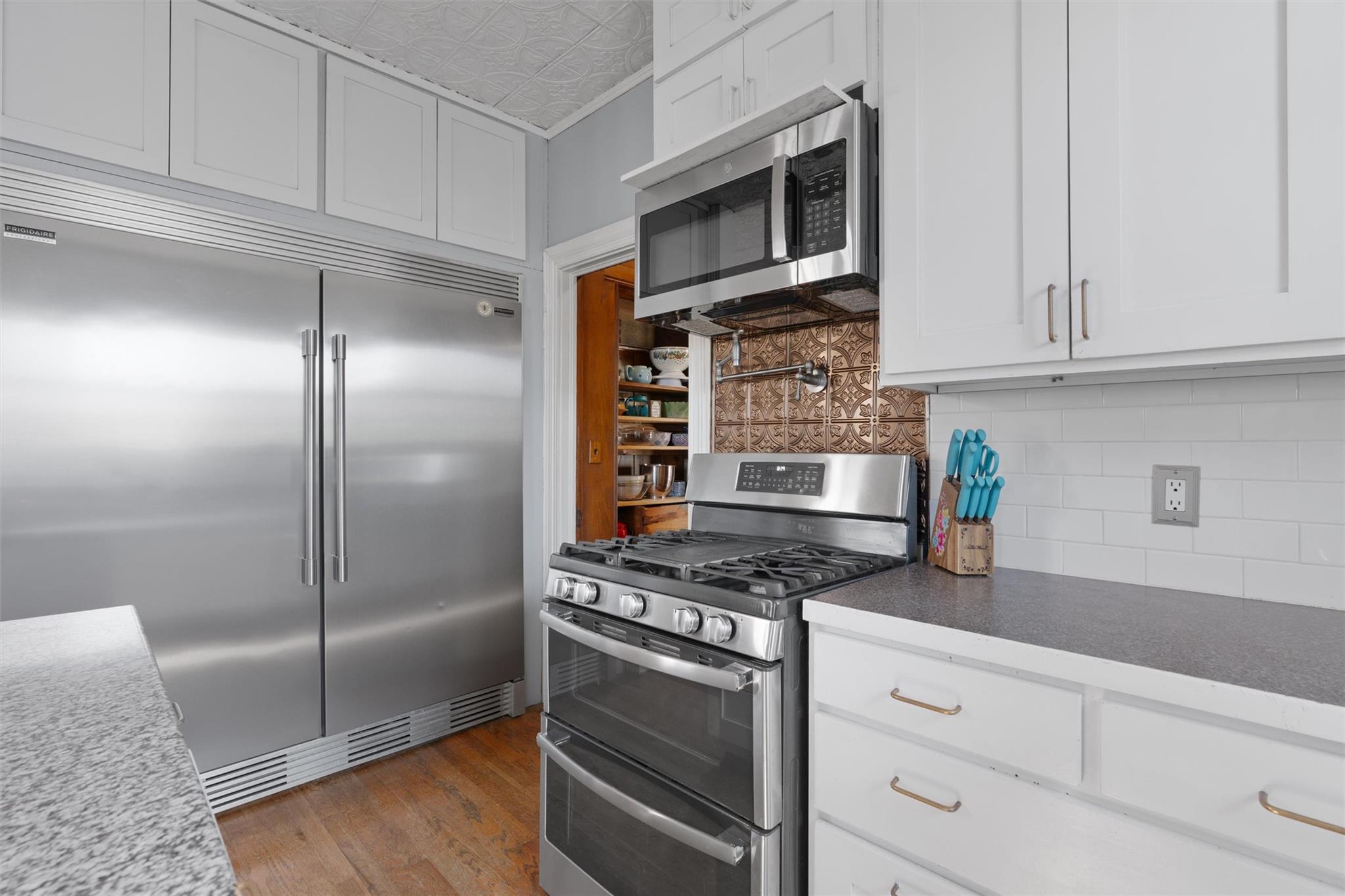 1543 W Clark St Property Photo 15
