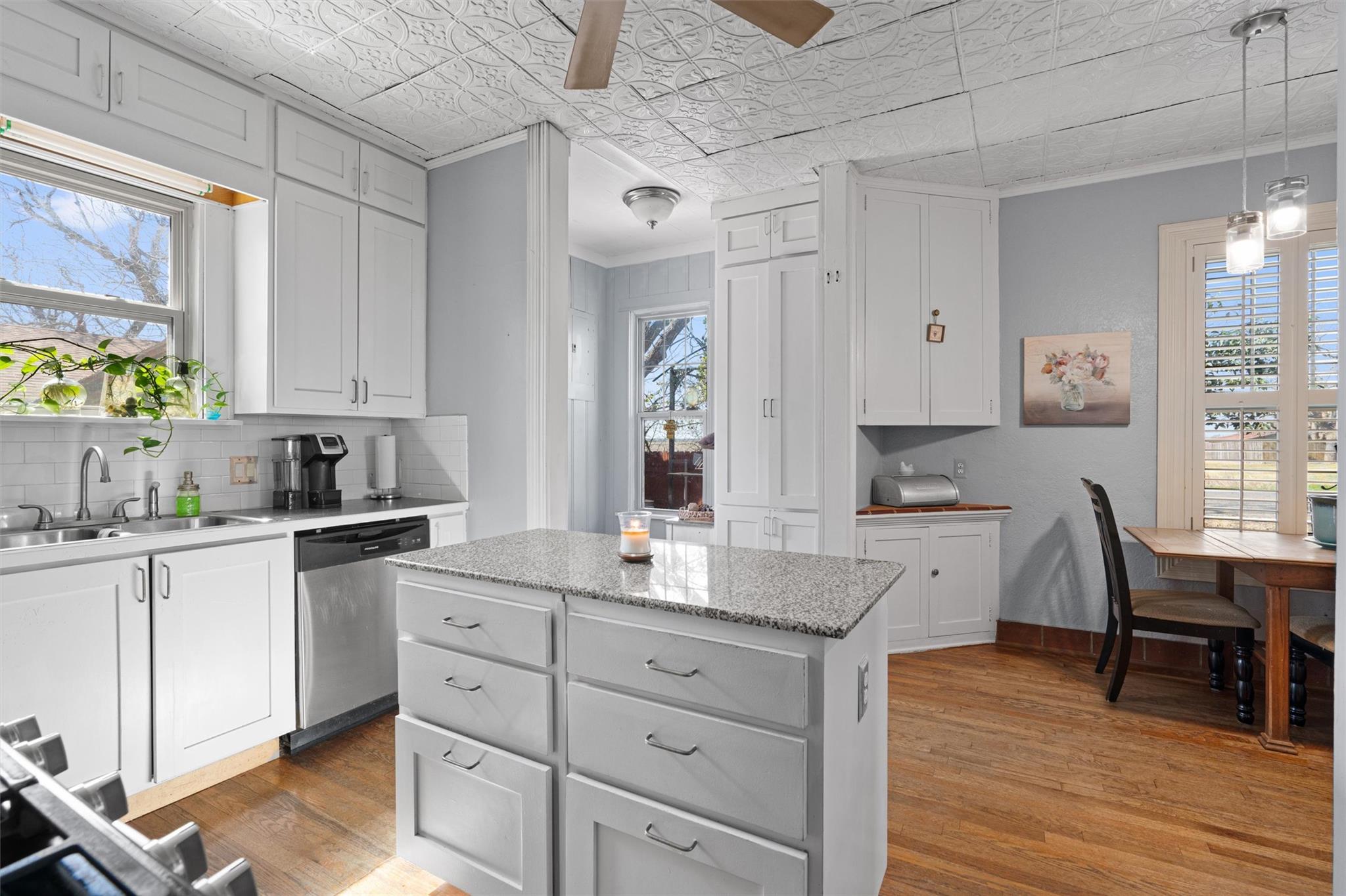 1543 W Clark St Property Photo 16