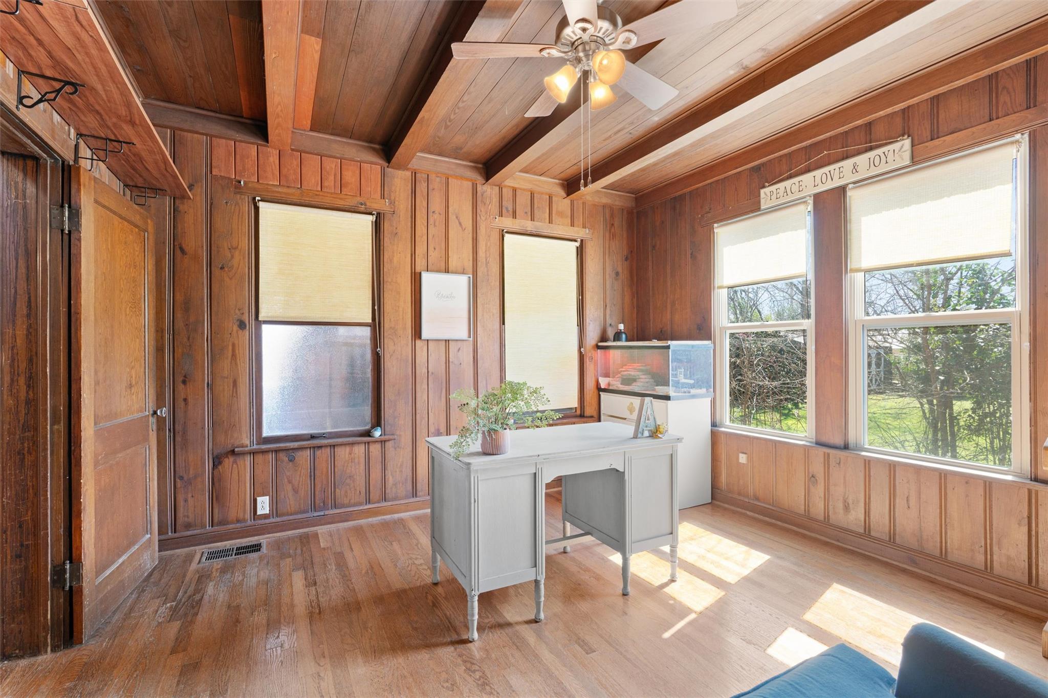 1543 W Clark St Property Photo 17