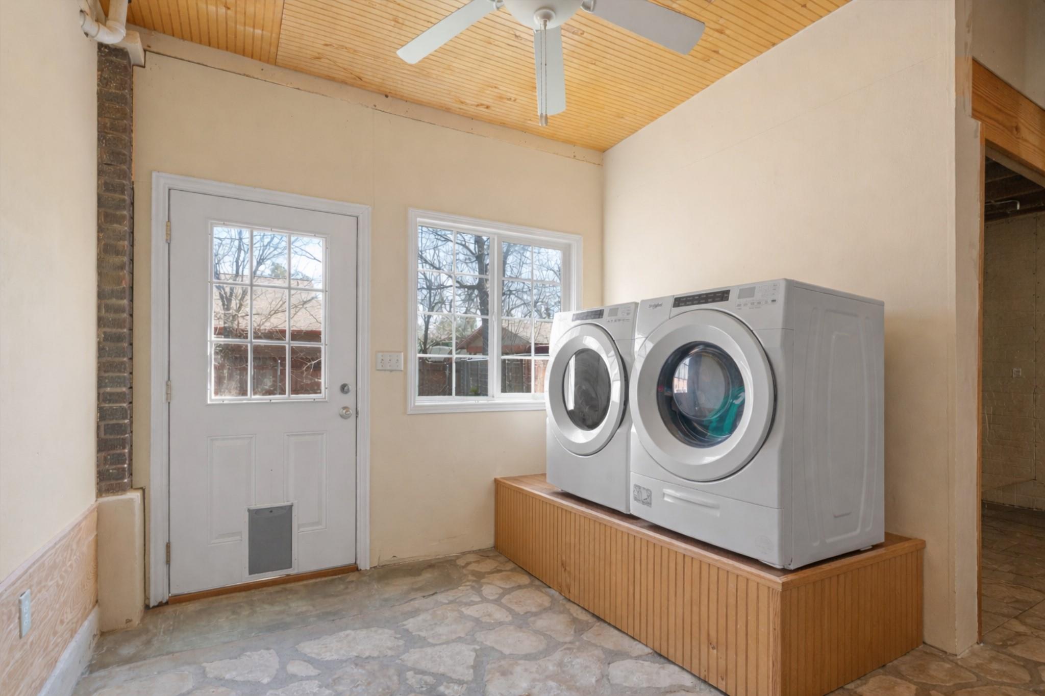 1543 W Clark St Property Photo 19