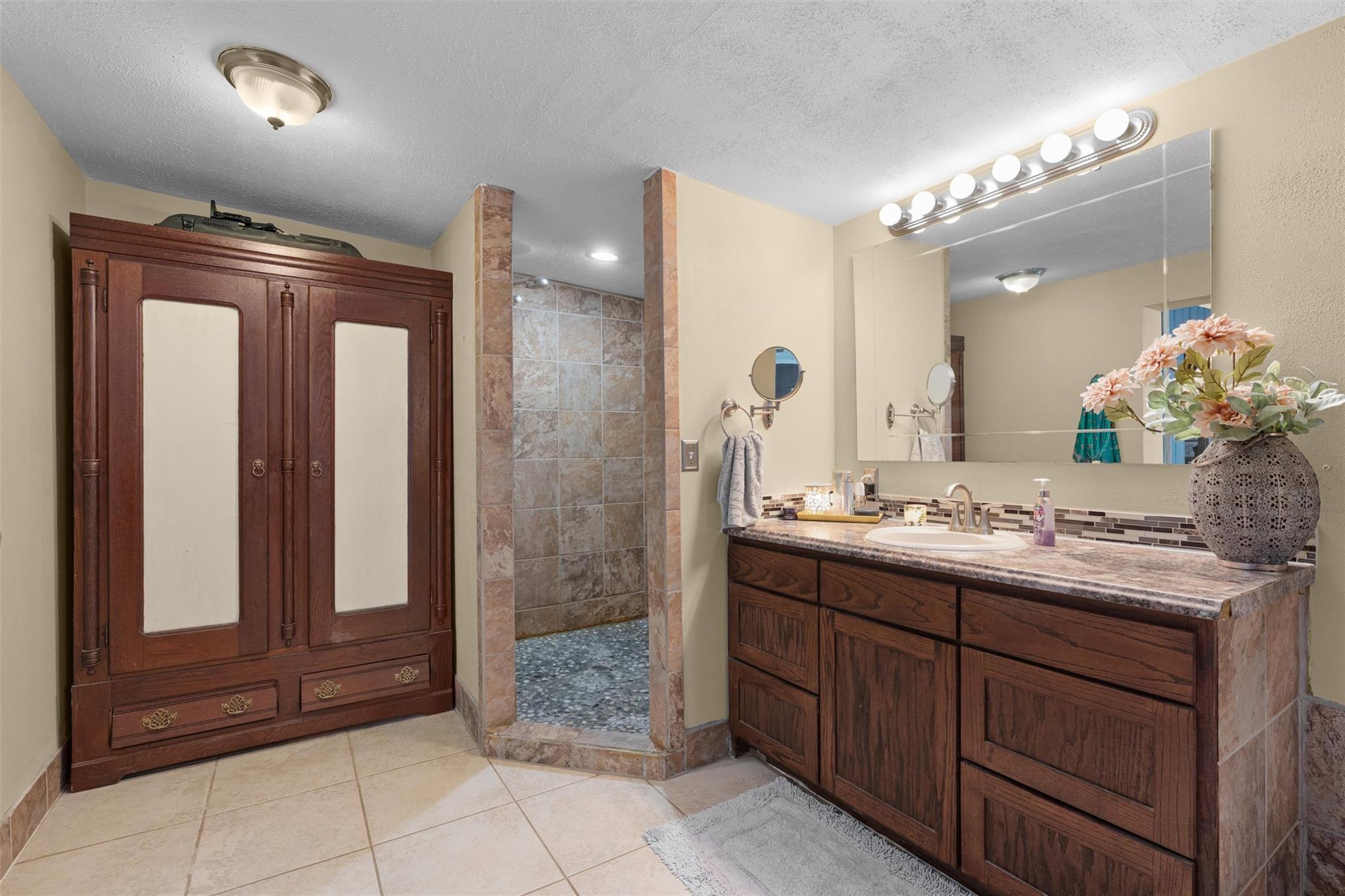 1543 W Clark St Property Photo 24