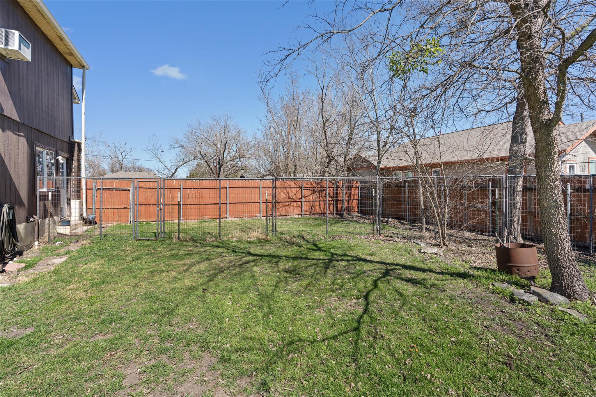 1543 W Clark St Property Photo 33