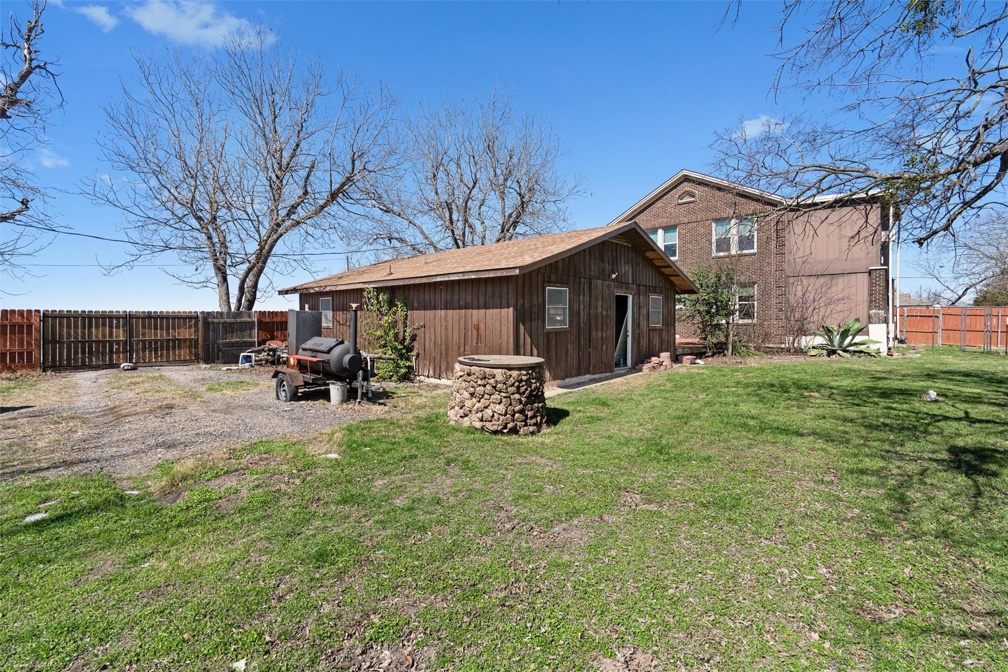 1543 W Clark St Property Photo 36