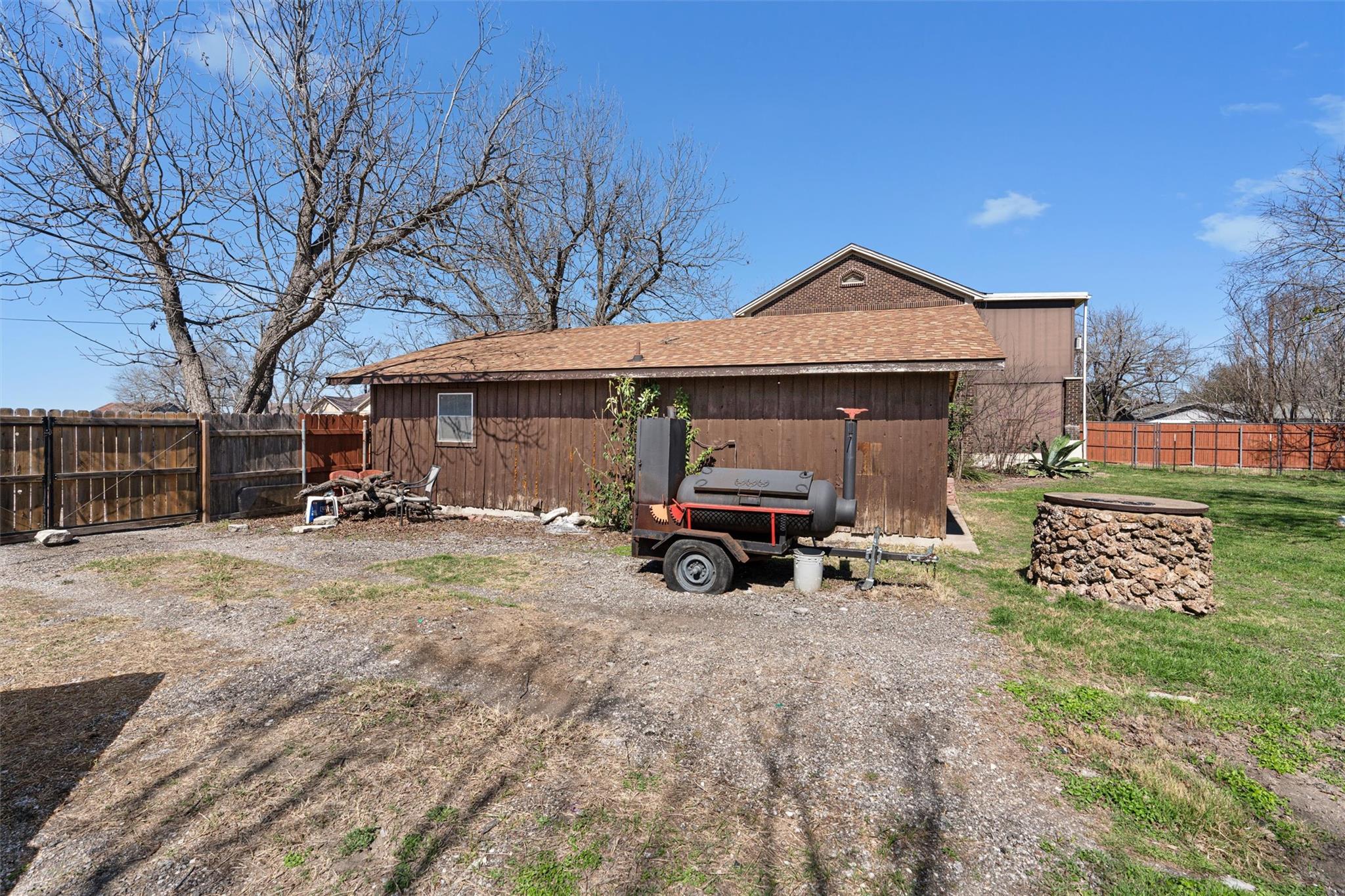 1543 W Clark St Property Photo 37