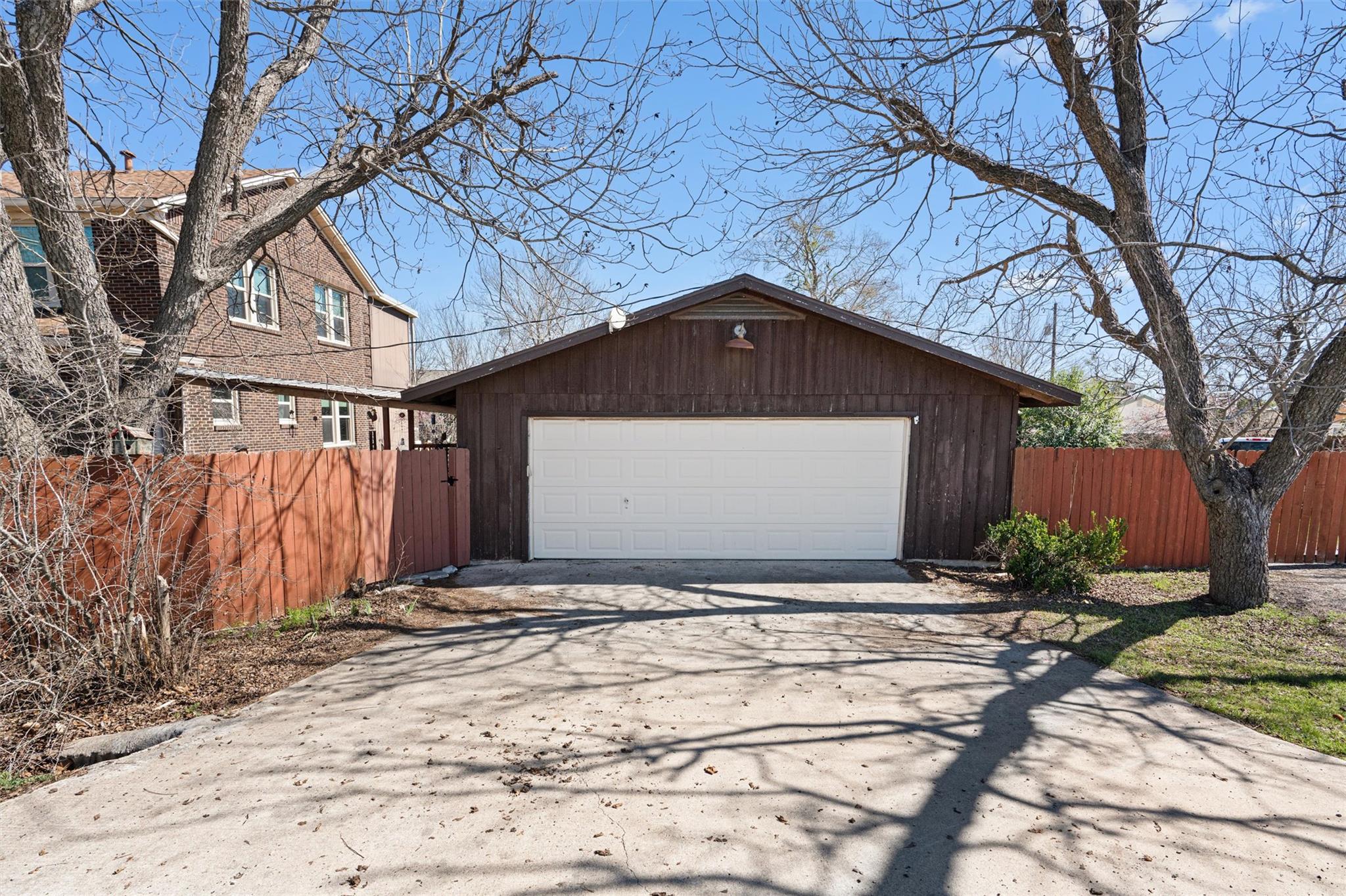 1543 W Clark St Property Photo 38