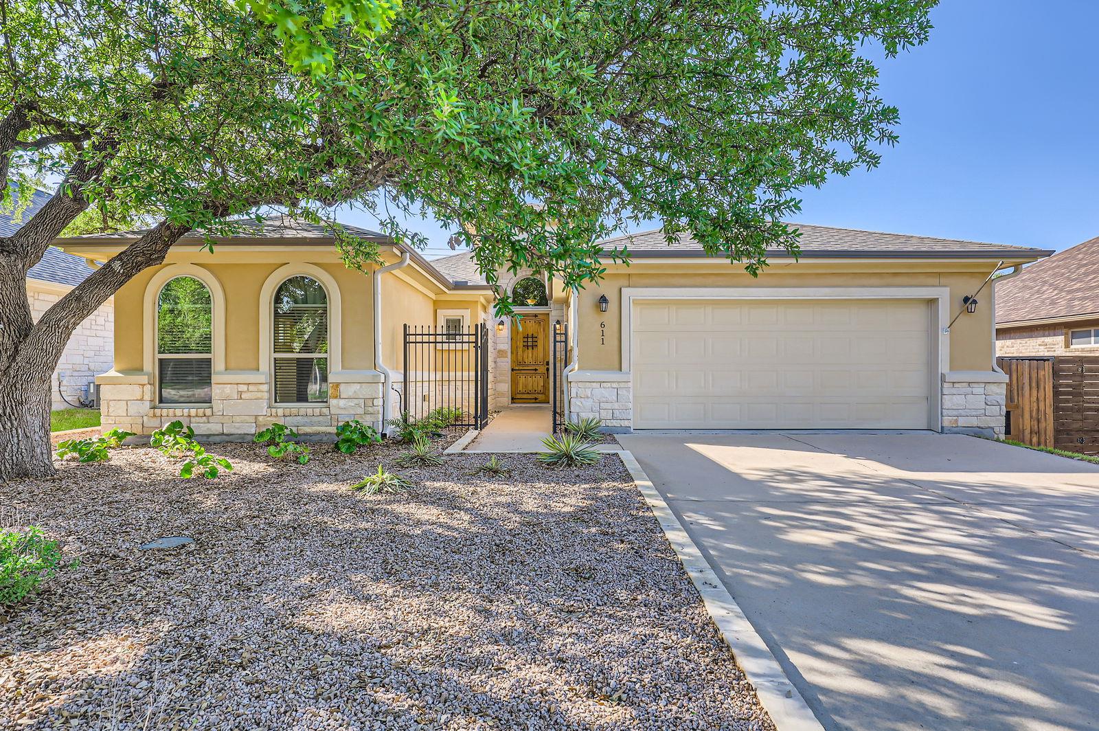 611 Algerita Dr Property Photo 1
