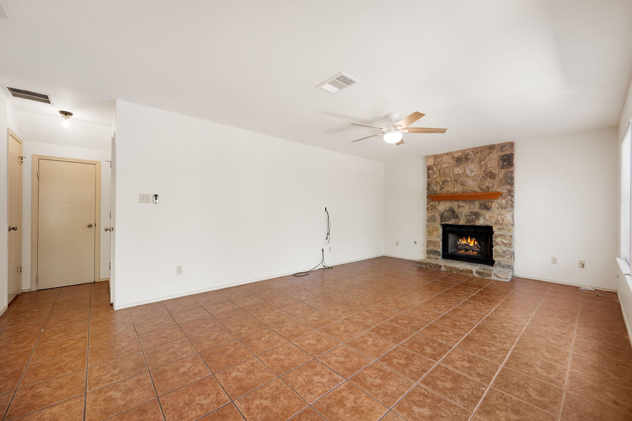 1901 Lobelia Dr Property Photo 9