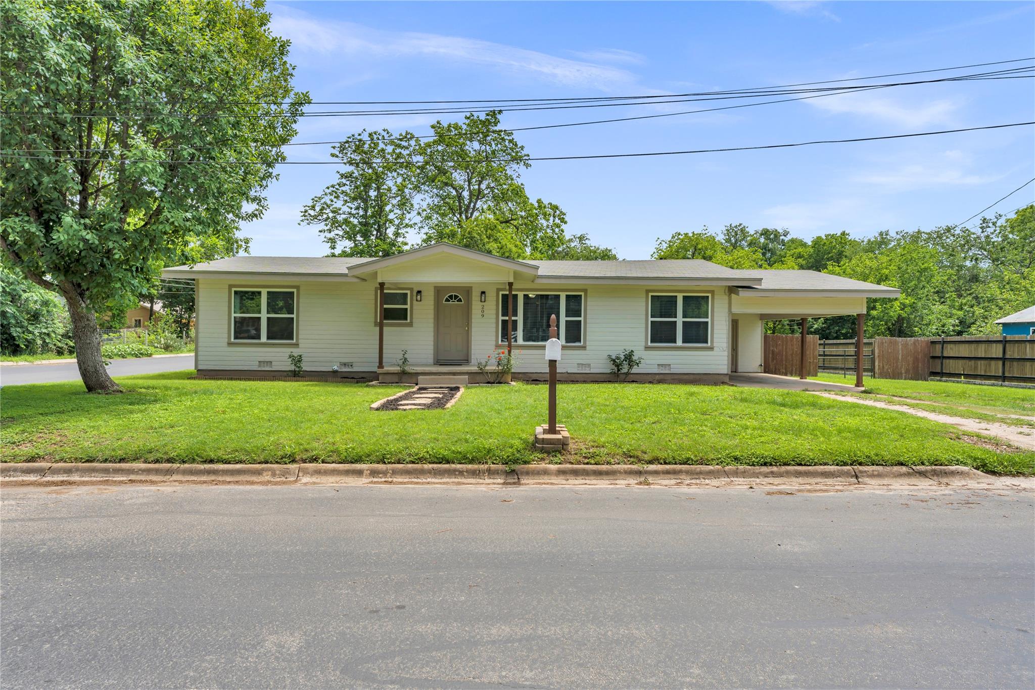 209 E Live Oak St Property Photo 1