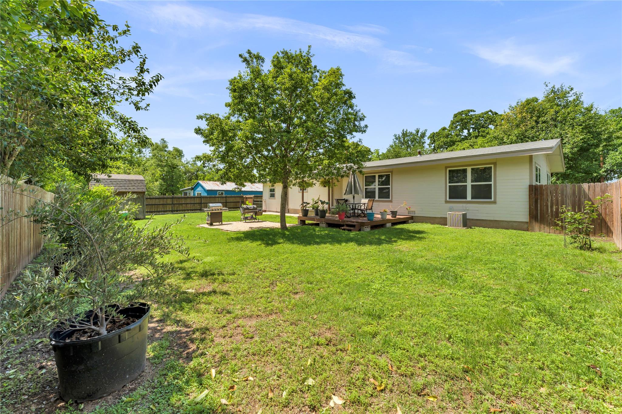 209 E Live Oak St Property Photo 18