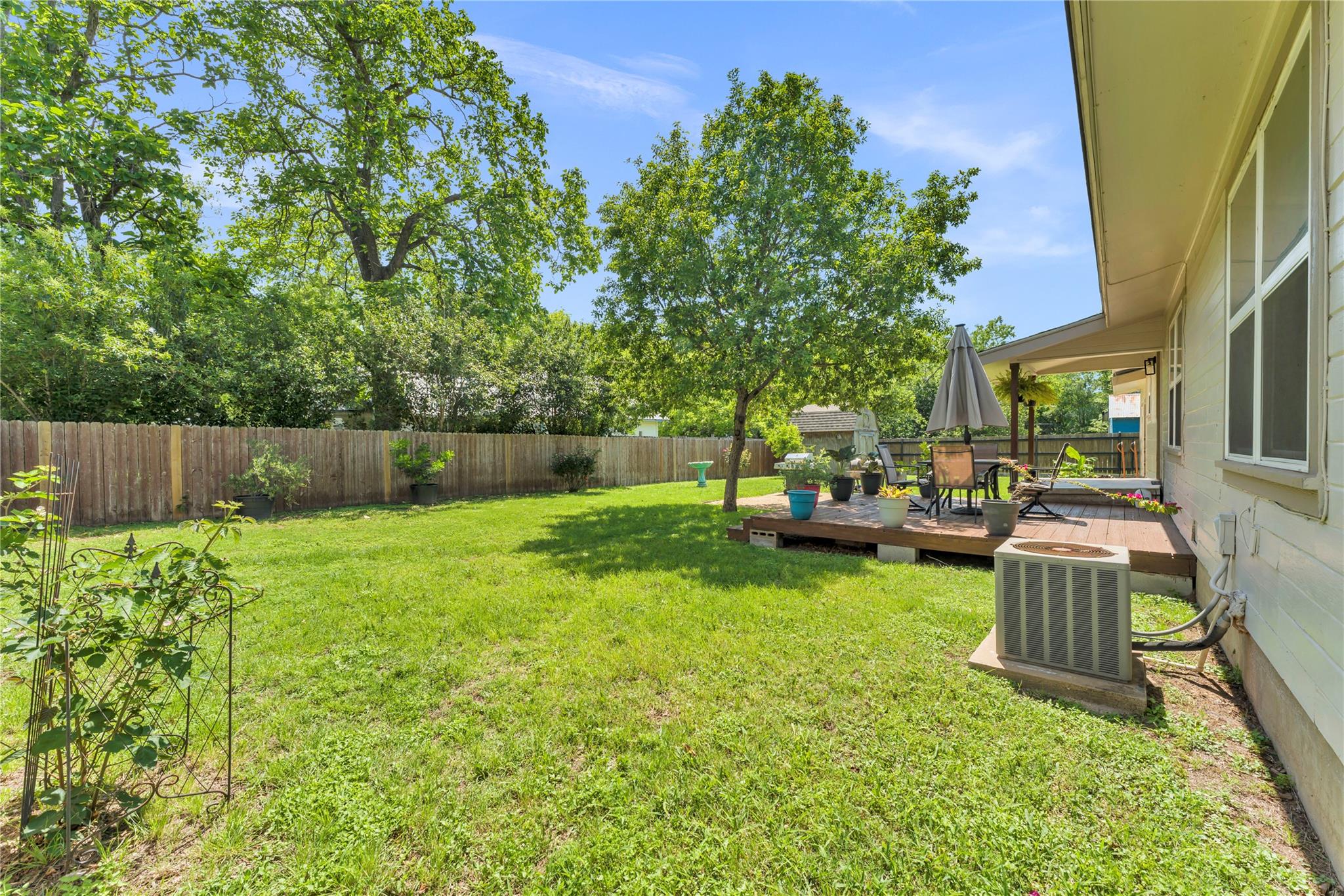 209 E Live Oak St Property Photo 19