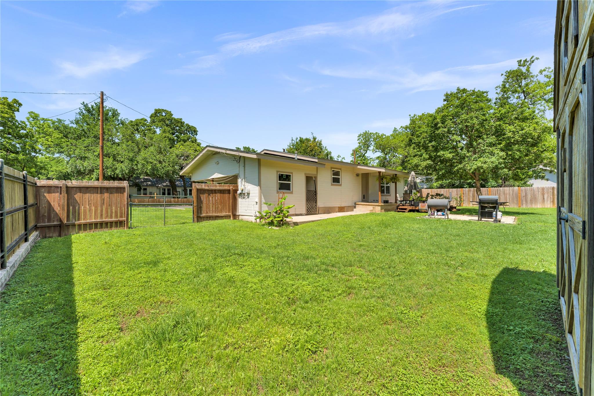 209 E Live Oak St Property Photo 21