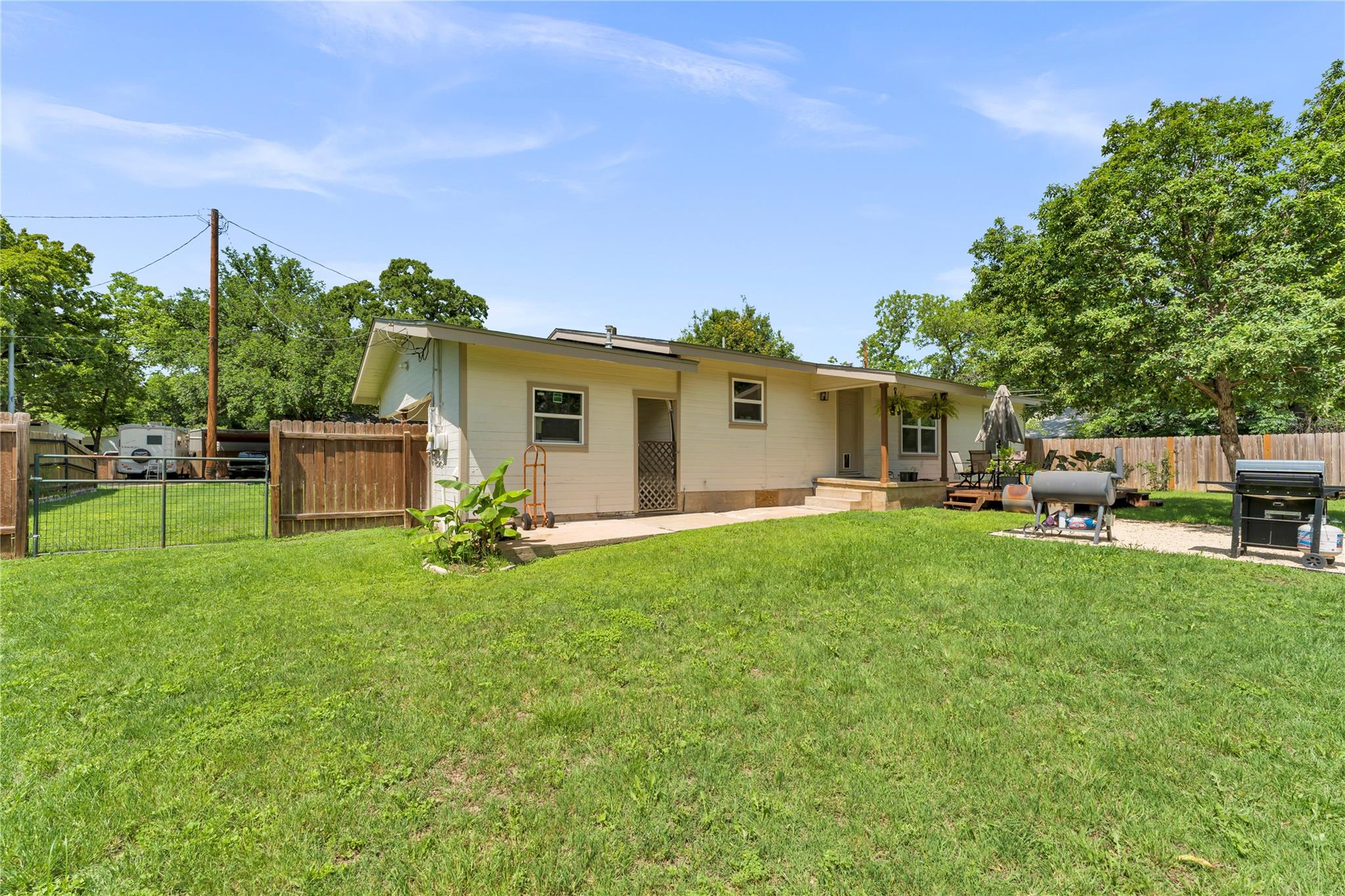 209 E Live Oak St Property Photo 22
