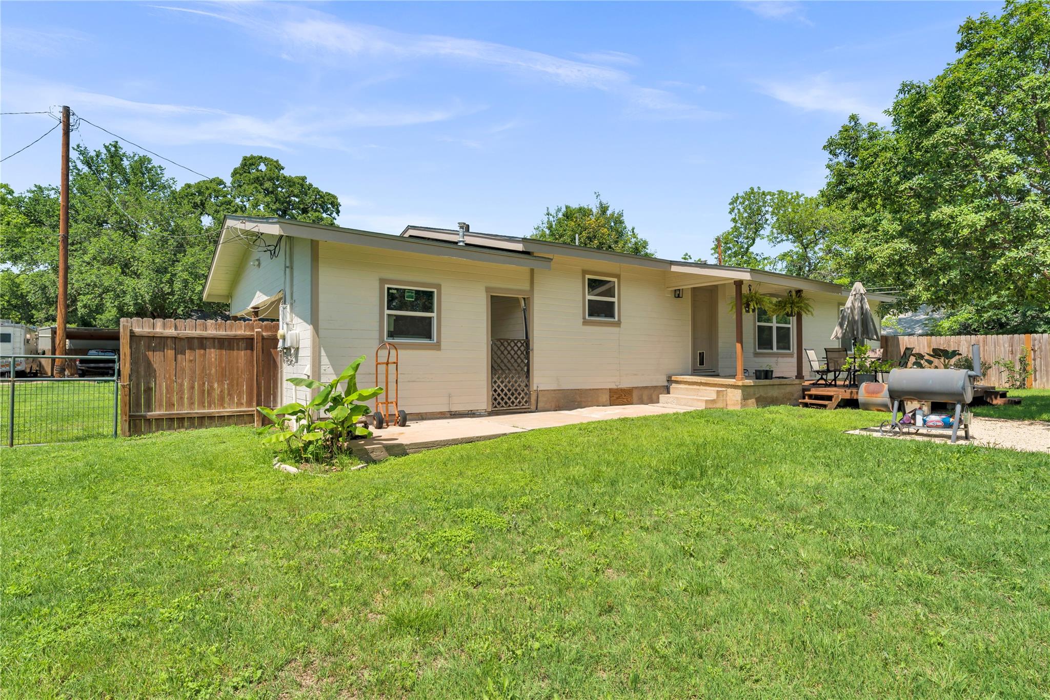 209 E Live Oak St Property Photo 23