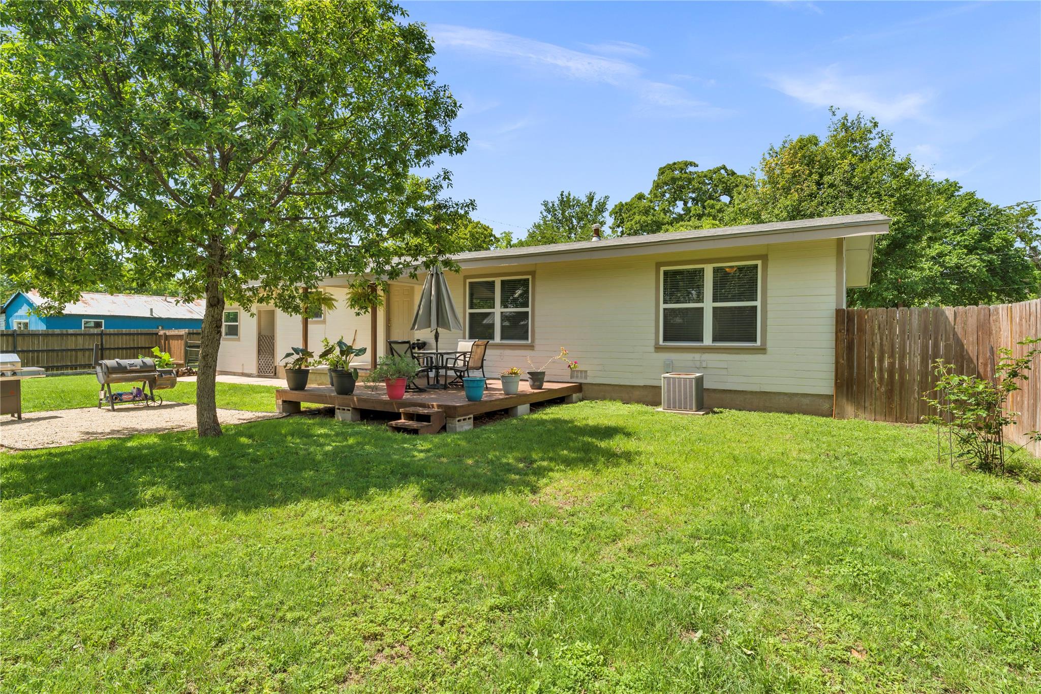 209 E Live Oak St Property Photo 24