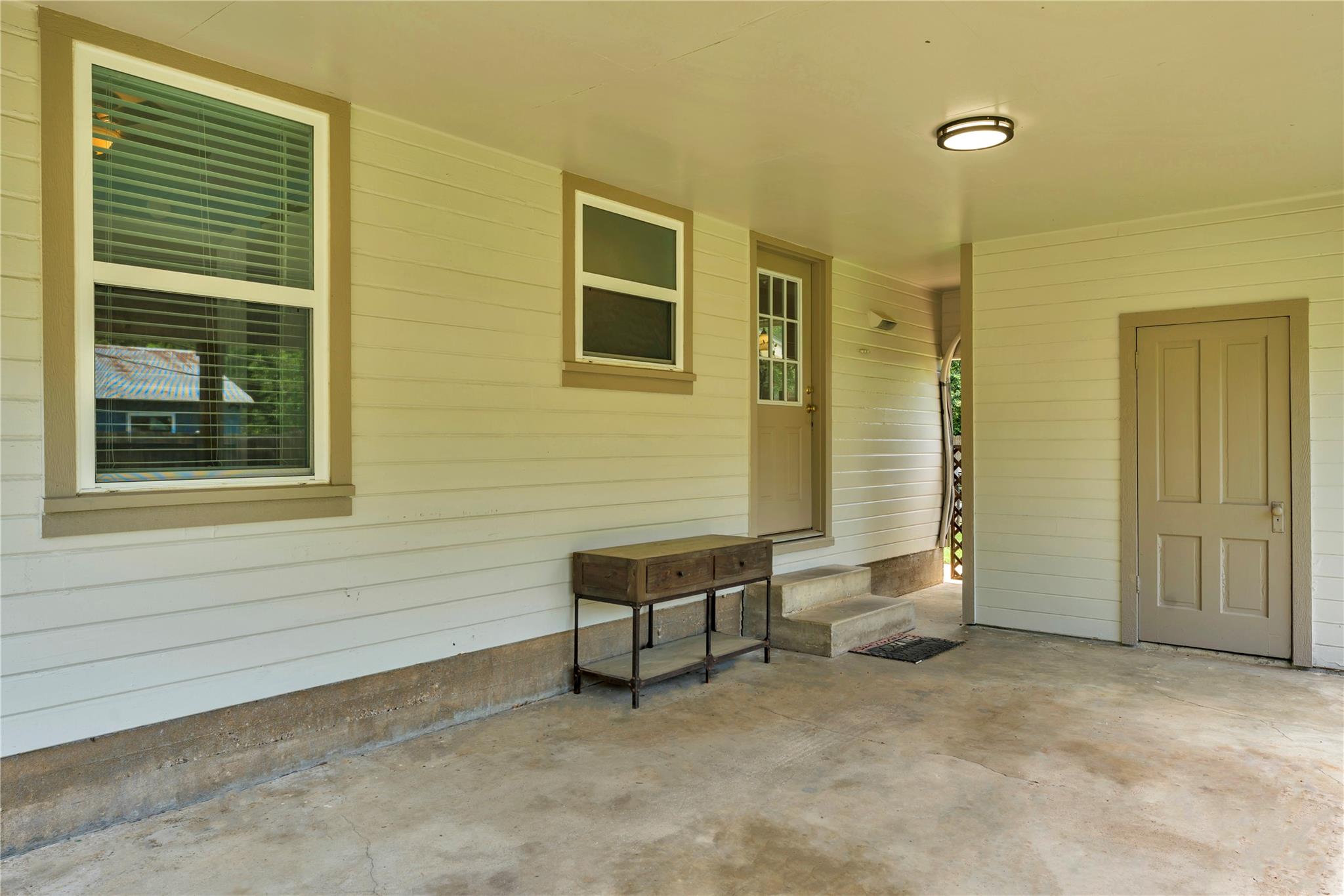 209 E Live Oak St Property Photo 27