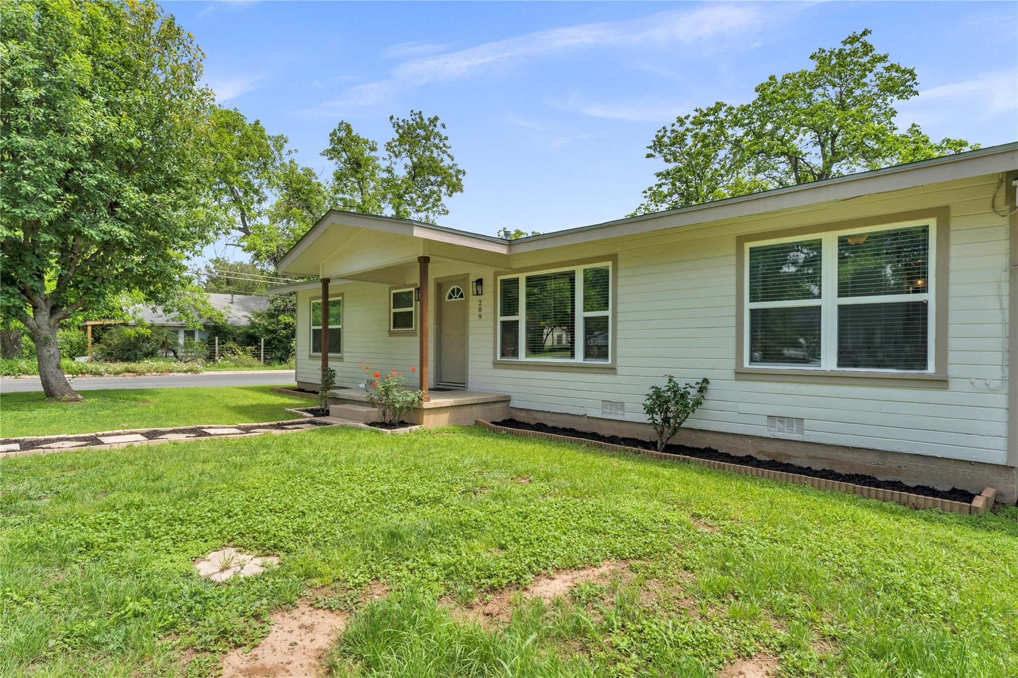 209 E Live Oak St Property Photo 30