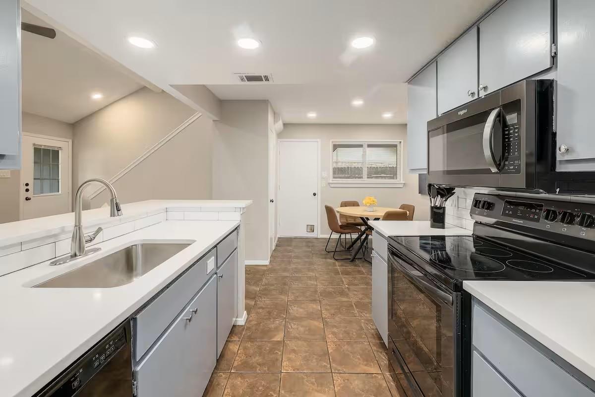12304 Burrridge Dr Property Photo 8