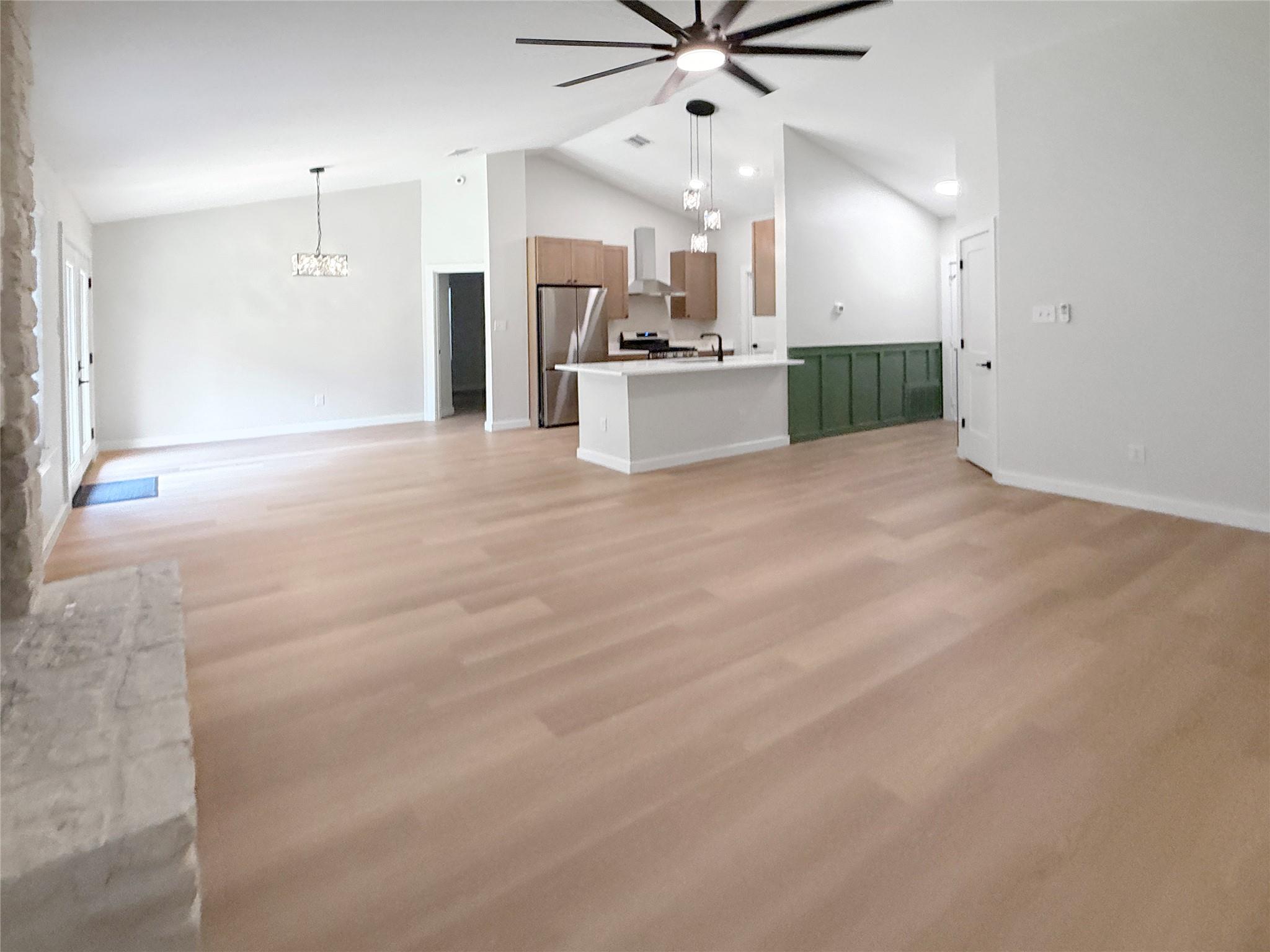 8814 United Kingdom Dr Property Photo 6