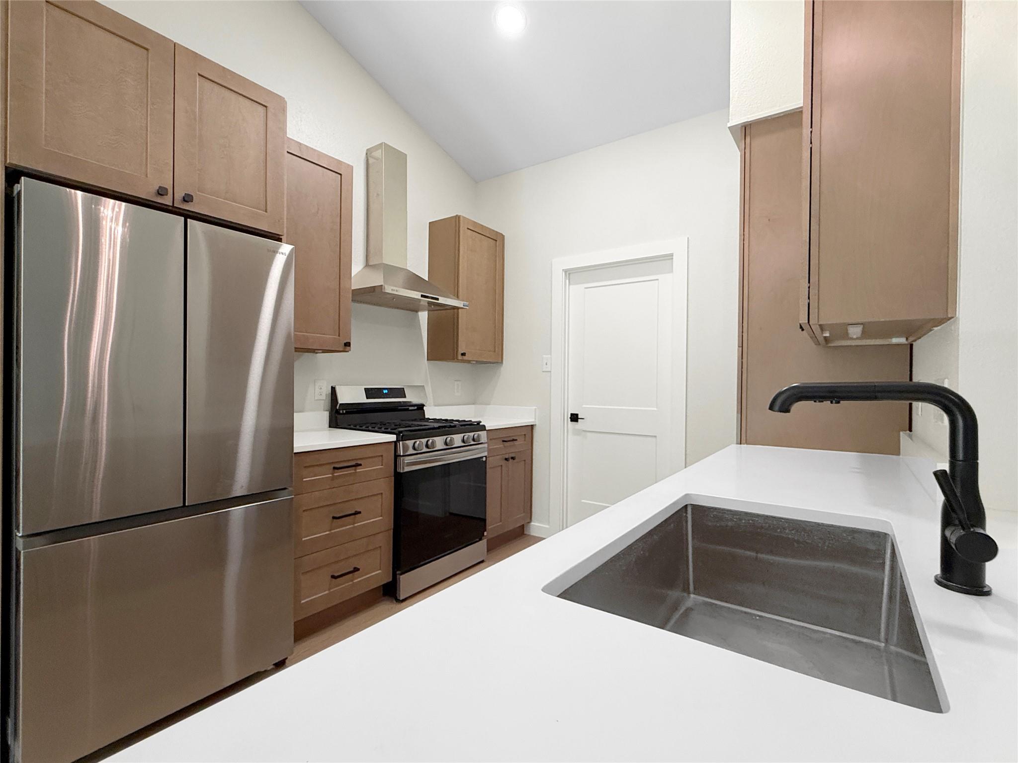 8814 United Kingdom Dr Property Photo 9