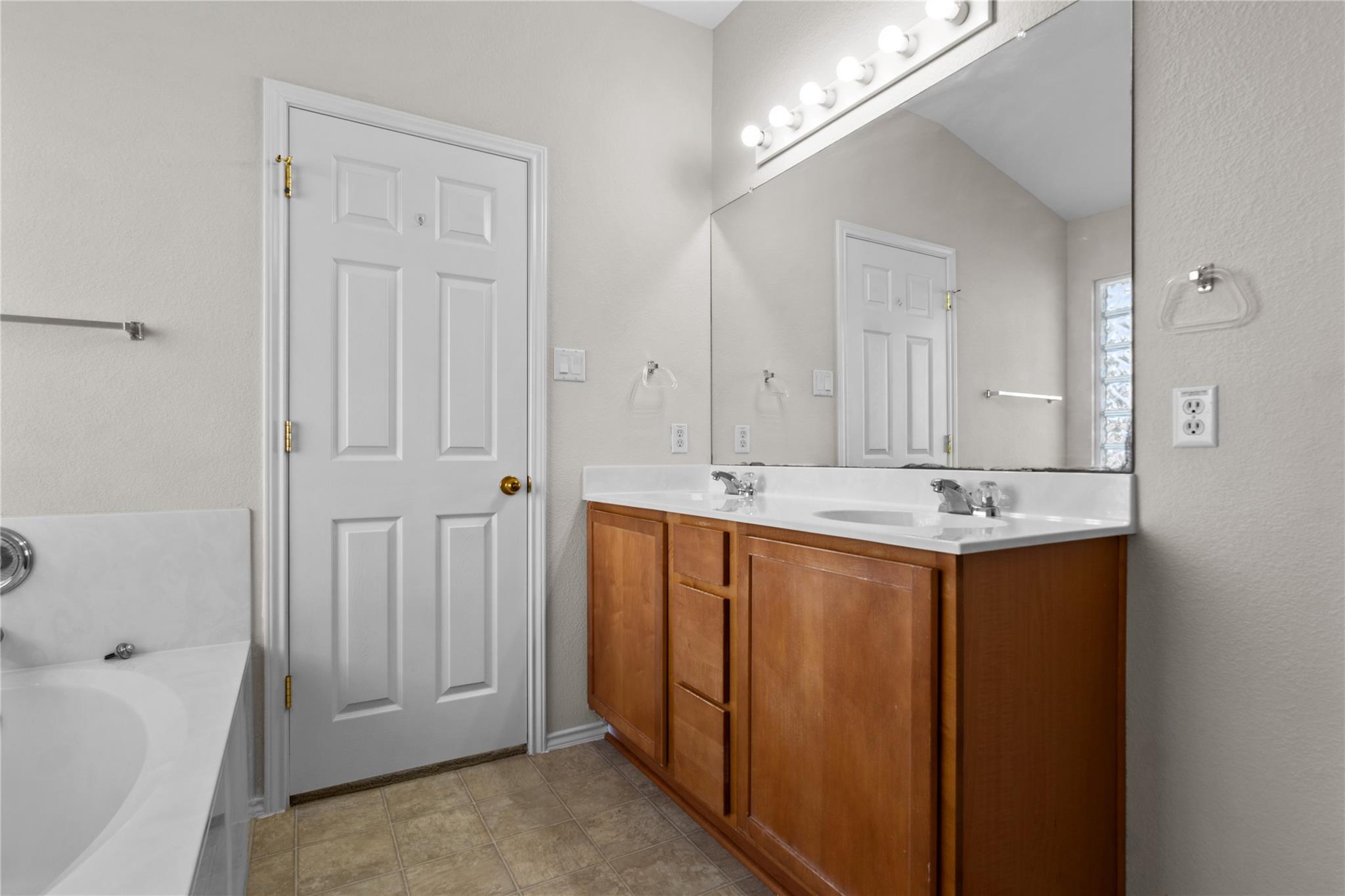 11132 Crazy Well Dr Property Photo 29