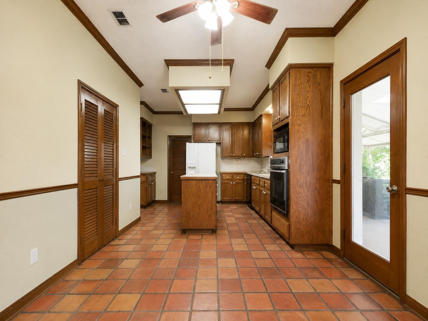 431 N Berry Ln Property Photo 5