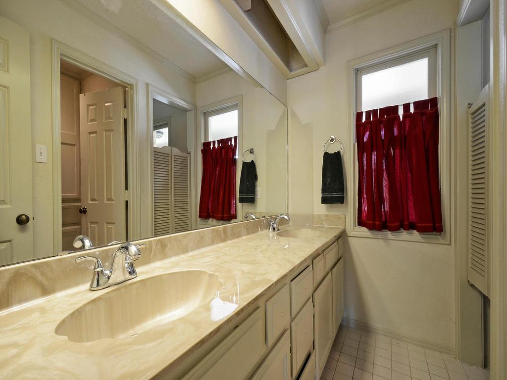 431 N Berry Ln Property Photo 9