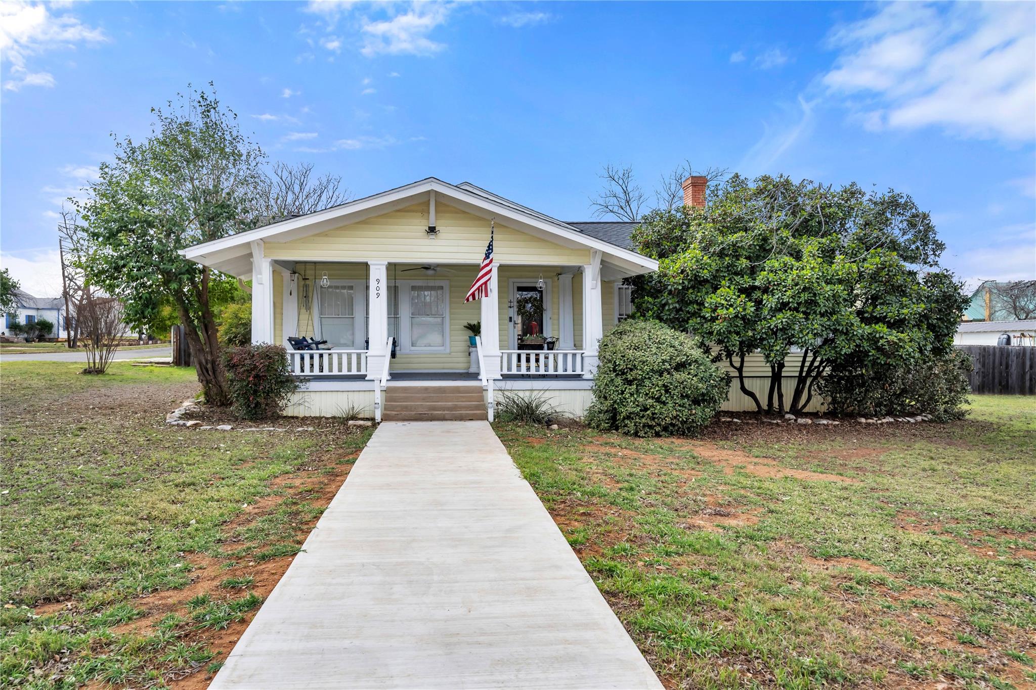 909 Flag St Property Photo