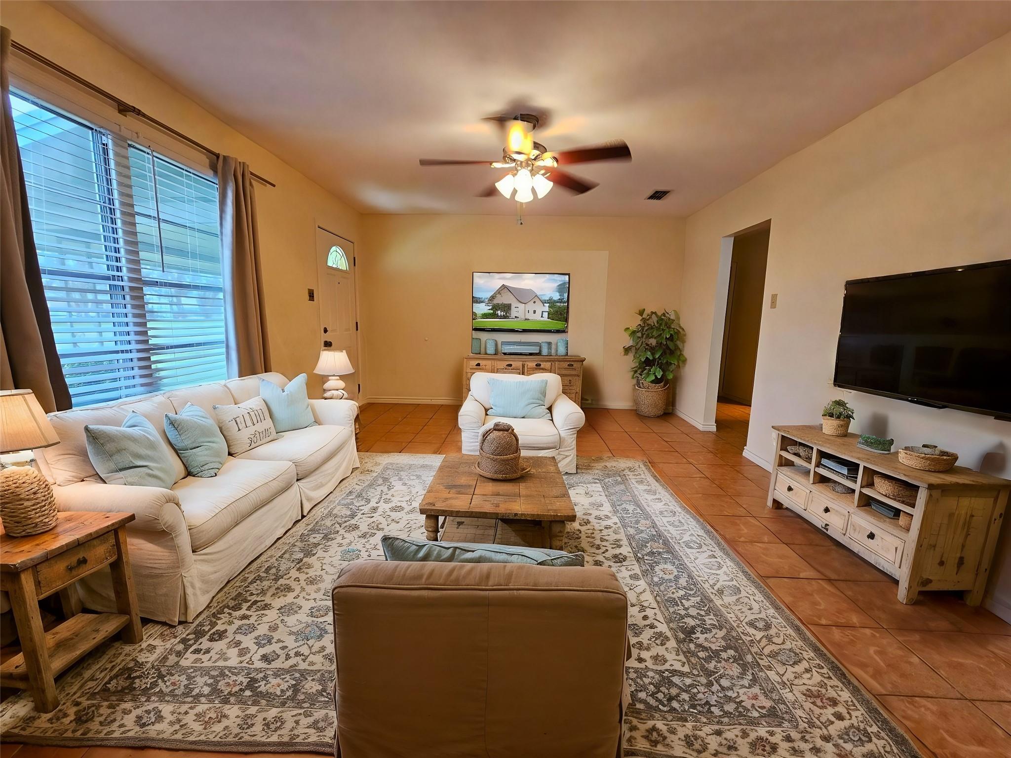 214 Bluebonnet Rdg Property Photo 4