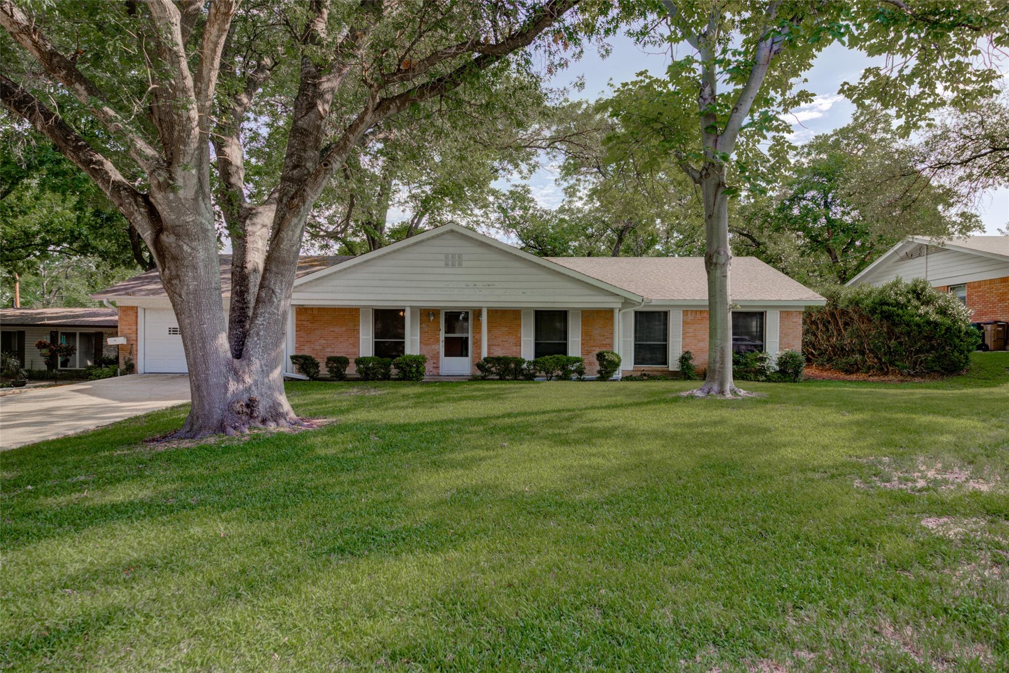 2502 Greenlawn Pkwy Property Photo 1