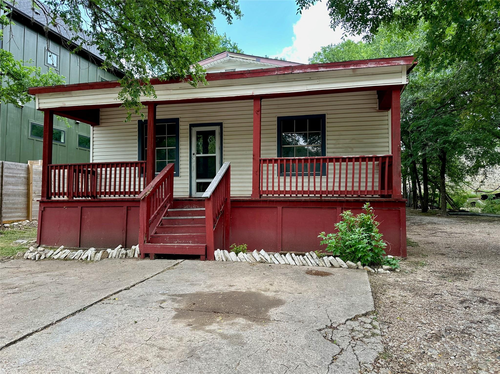 1221 Delano St Property Photo 1