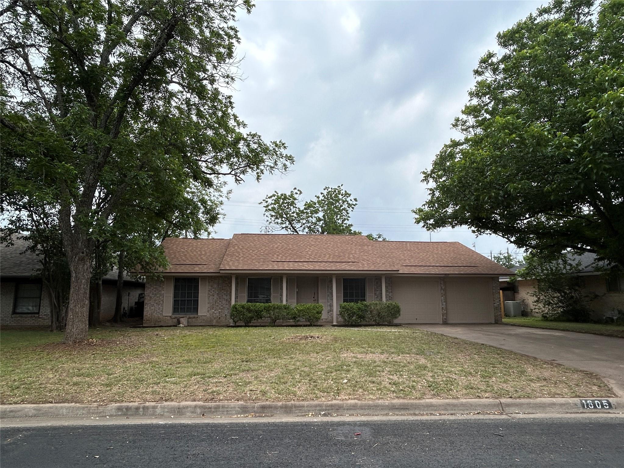 1805 Broadmoor Dr Property Photo 1