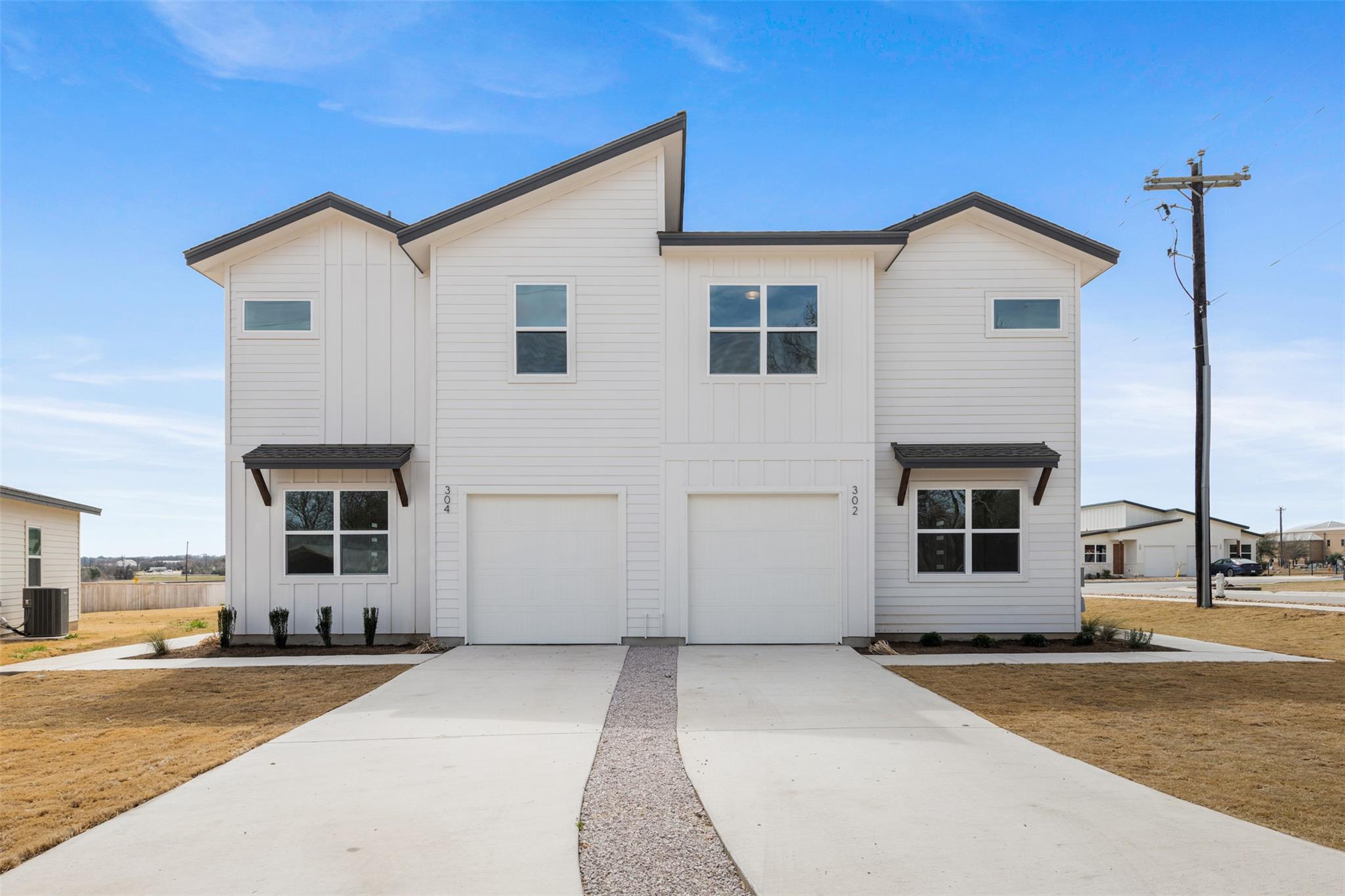302 E 19.5 St #302 Property Photo 2