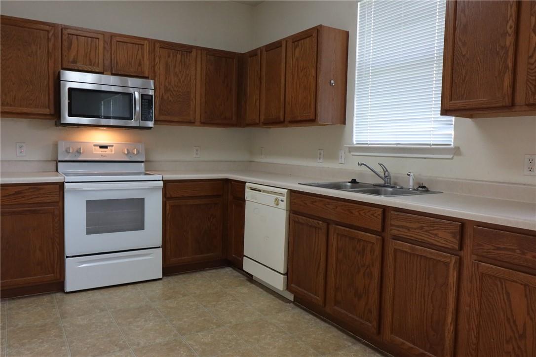1004 W South St Property Photo 3