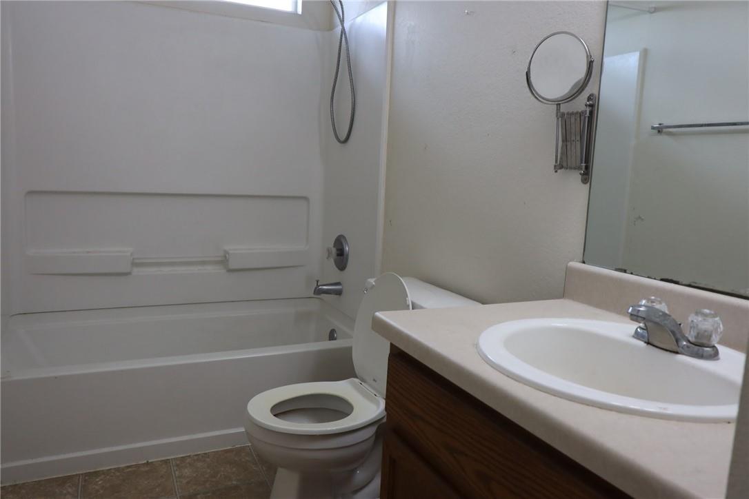 1004 W South St Property Photo 5