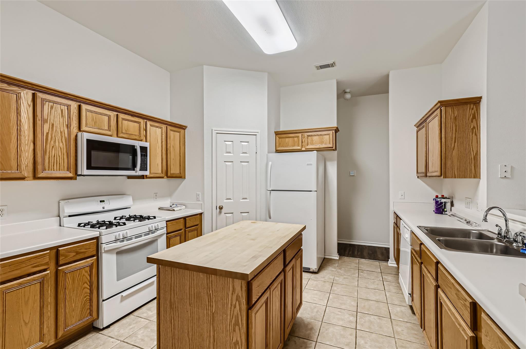 3948 Artesia Bnd Property Photo 5