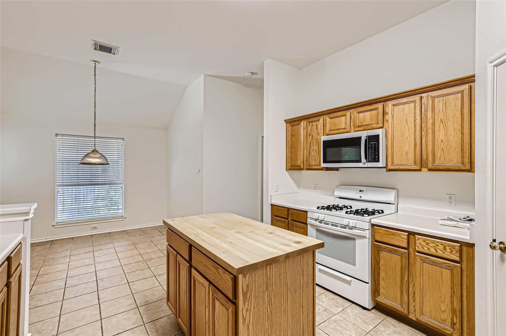3948 Artesia Bnd Property Photo 6