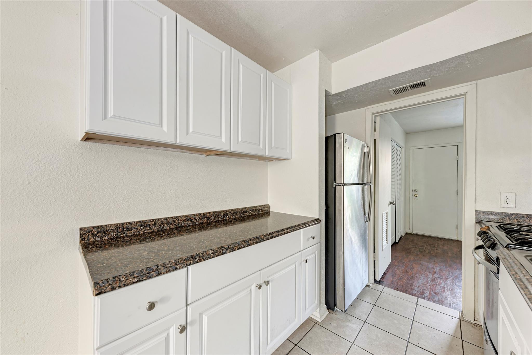 1010 W 23rd St #5 Property Photo 7