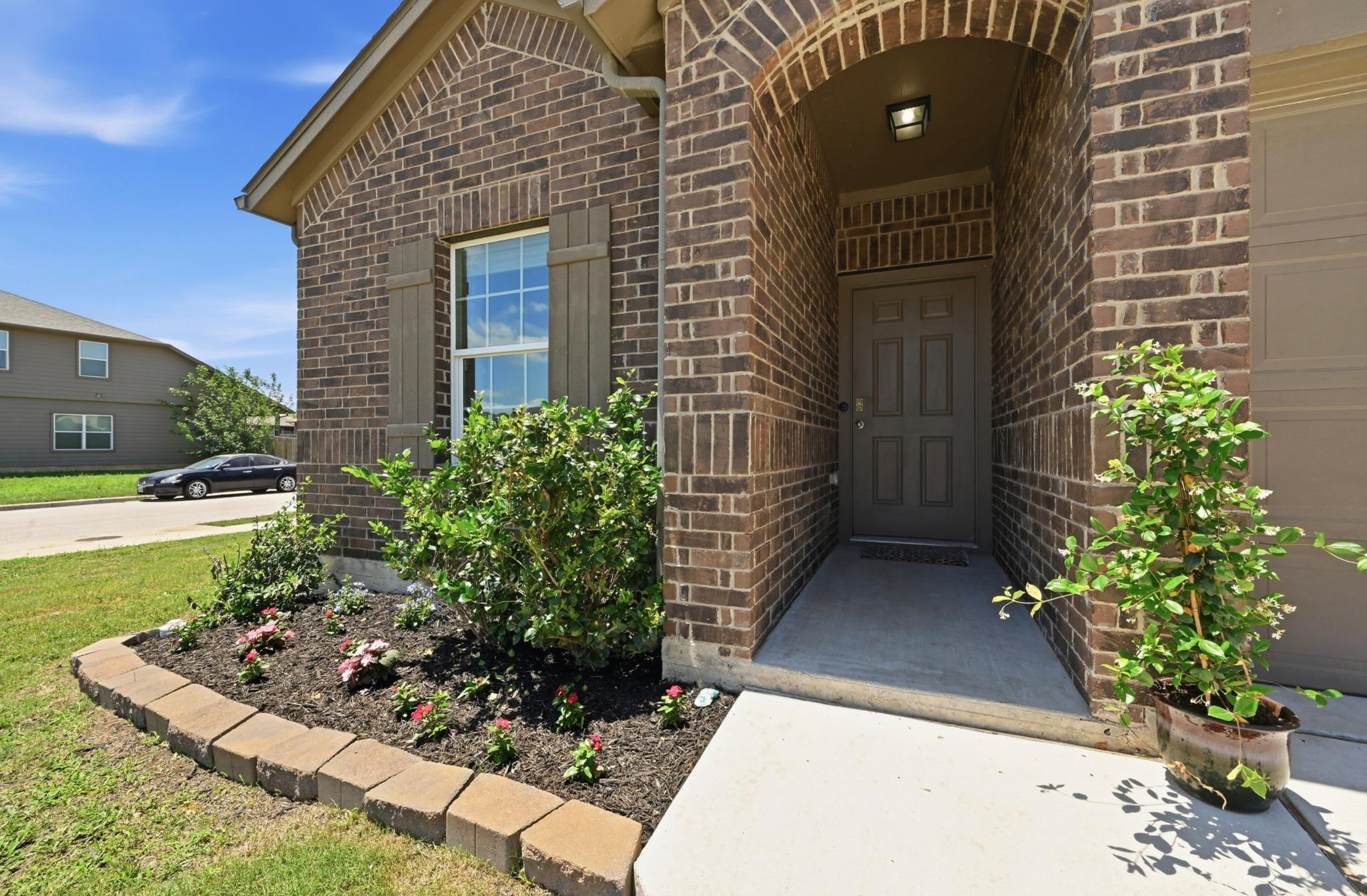 227 Hess Dr Property Photo 1