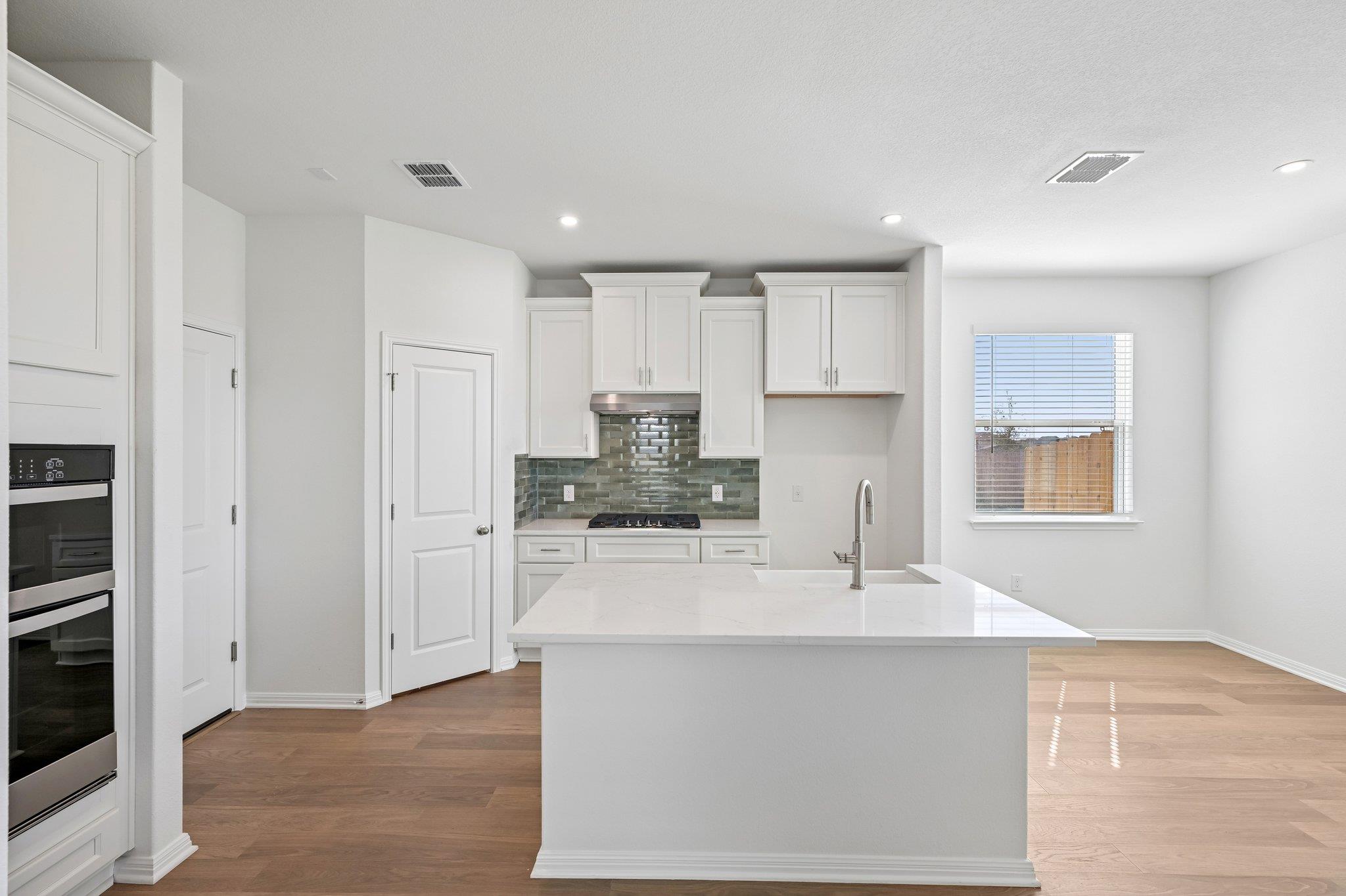 335 Young St Property Photo 3