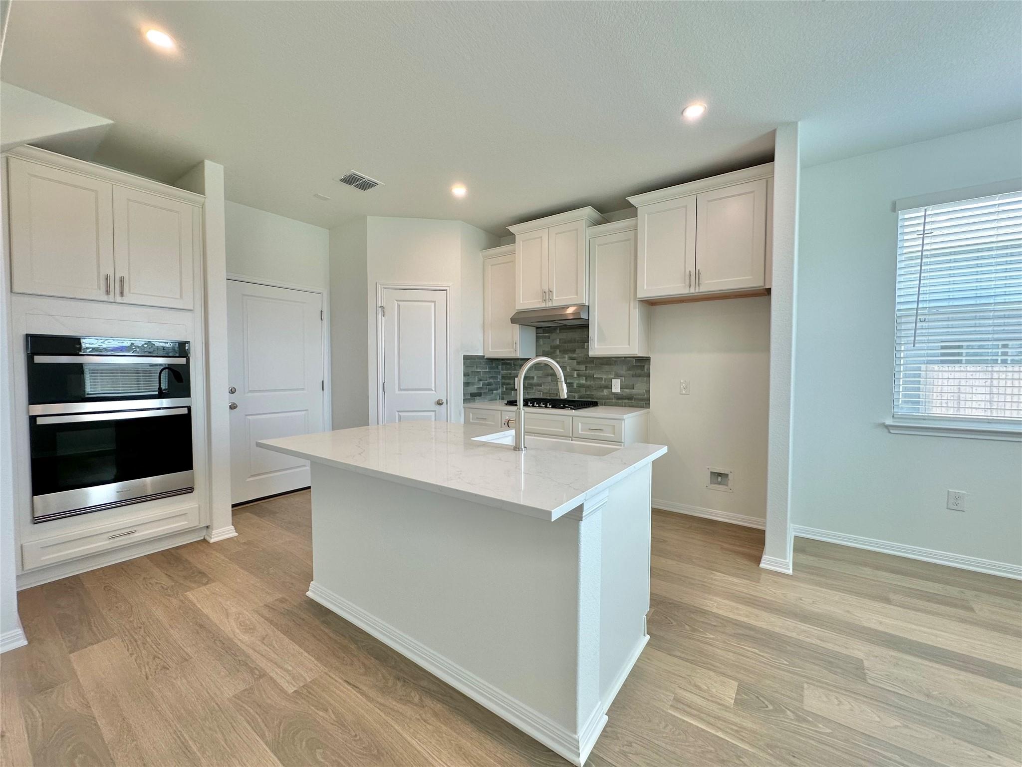 335 Young St Property Photo 4