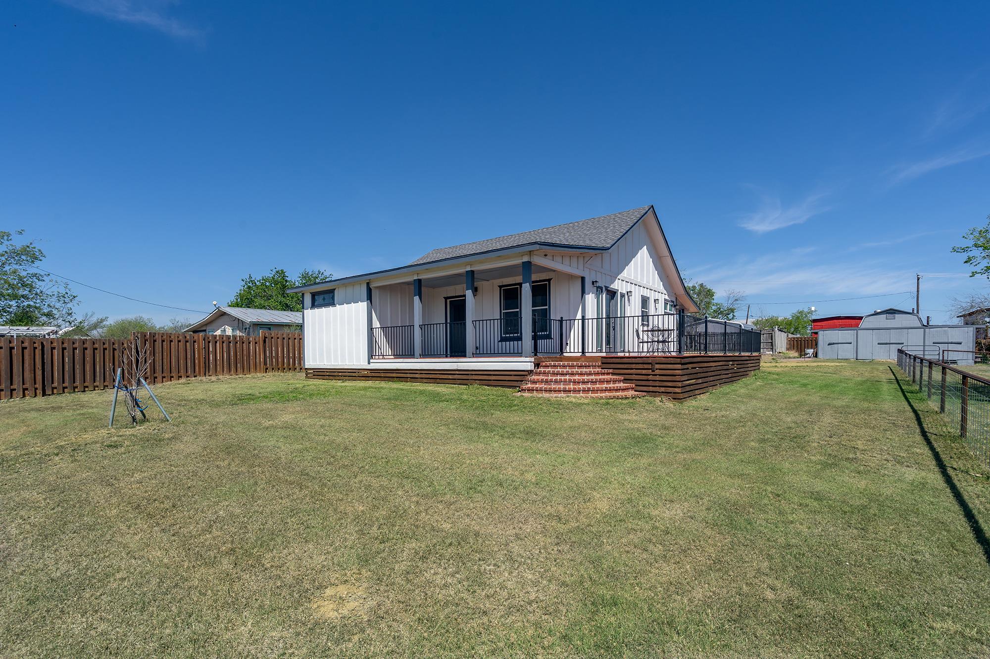 302 N Austin St Property Photo 1