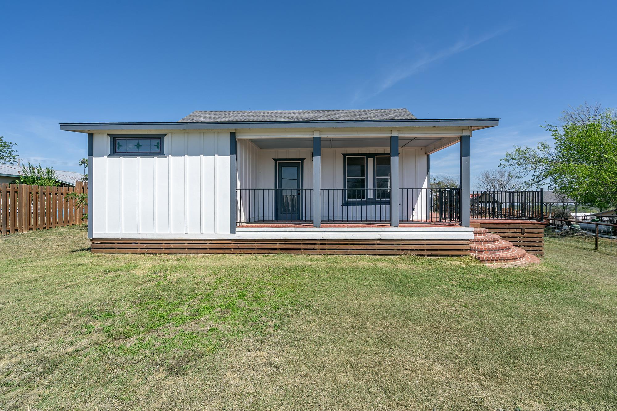 302 N Austin St Property Photo 2
